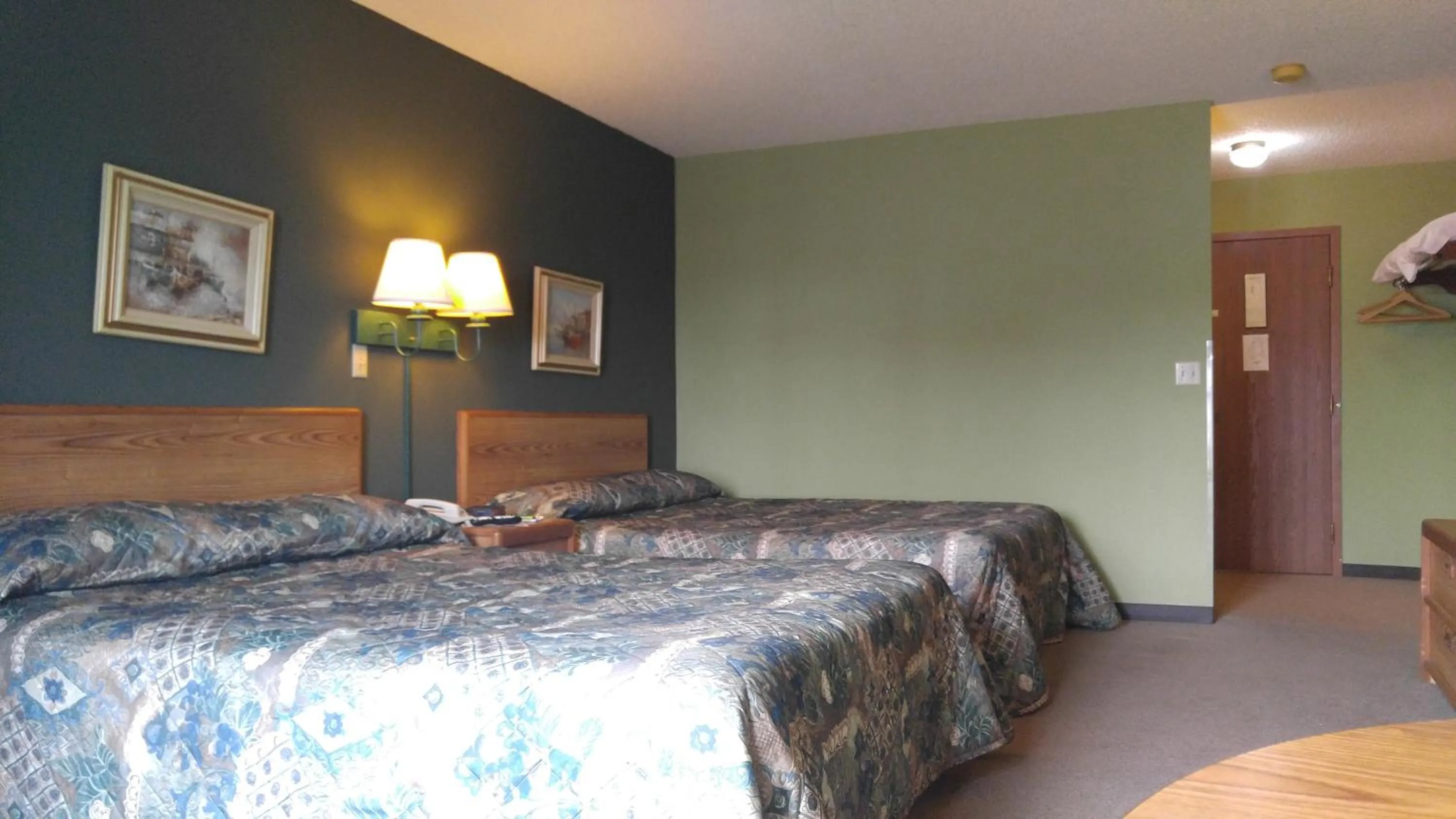 Deluxe Double Queen Room with Harbor View in Harbor Lights Lodge