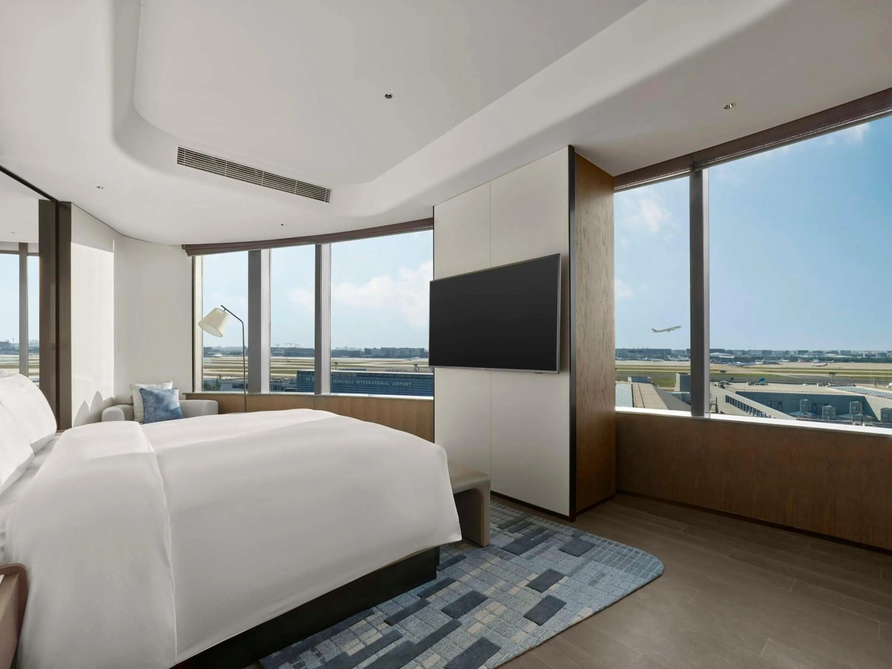 Premium King Suite - Airport View in Hilton Shanghai Hongqiao International Airport