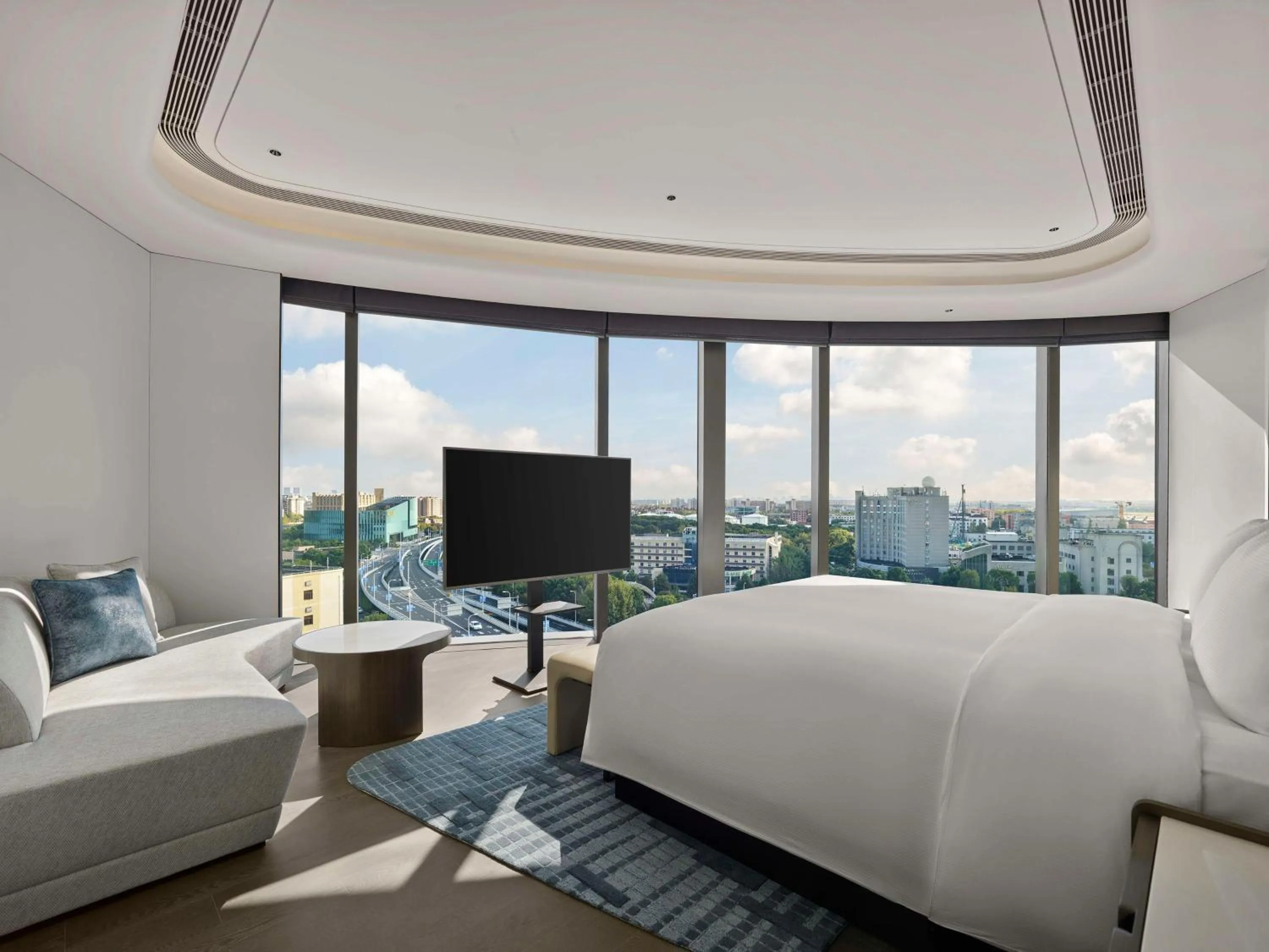 One-Bedroom King Suite in Hilton Shanghai Hongqiao International Airport