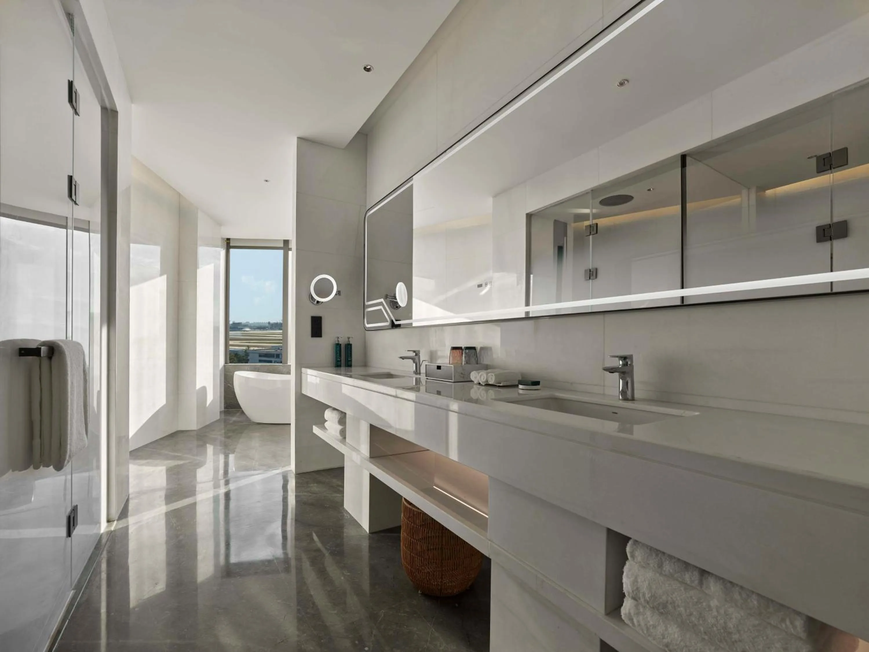 One-Bedroom King Suite - Airport View in Hilton Shanghai Hongqiao International Airport