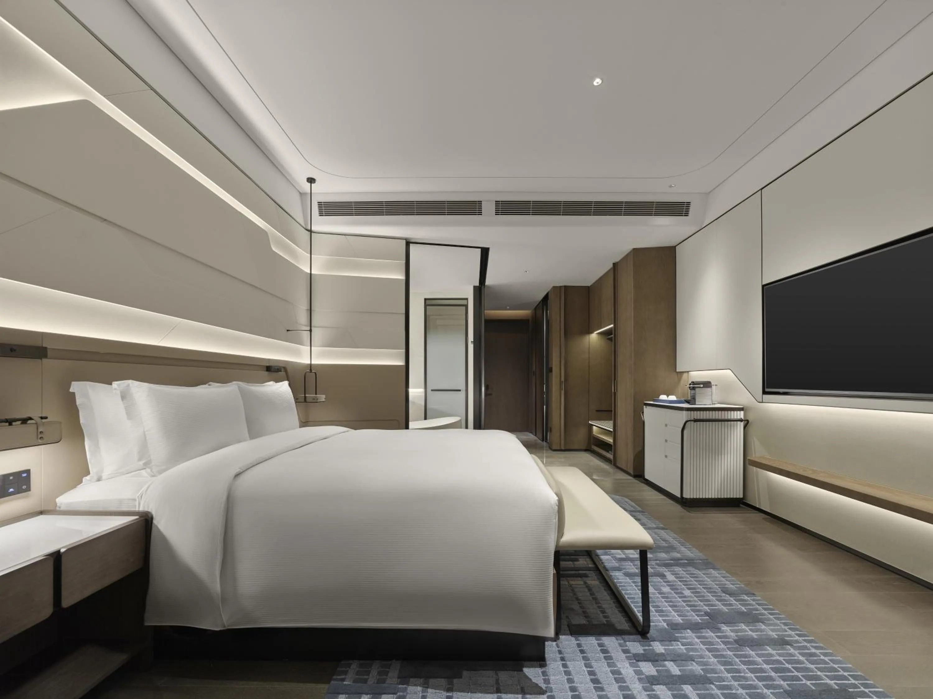 Deluxe King Room - Airport View in Hilton Shanghai Hongqiao International Airport