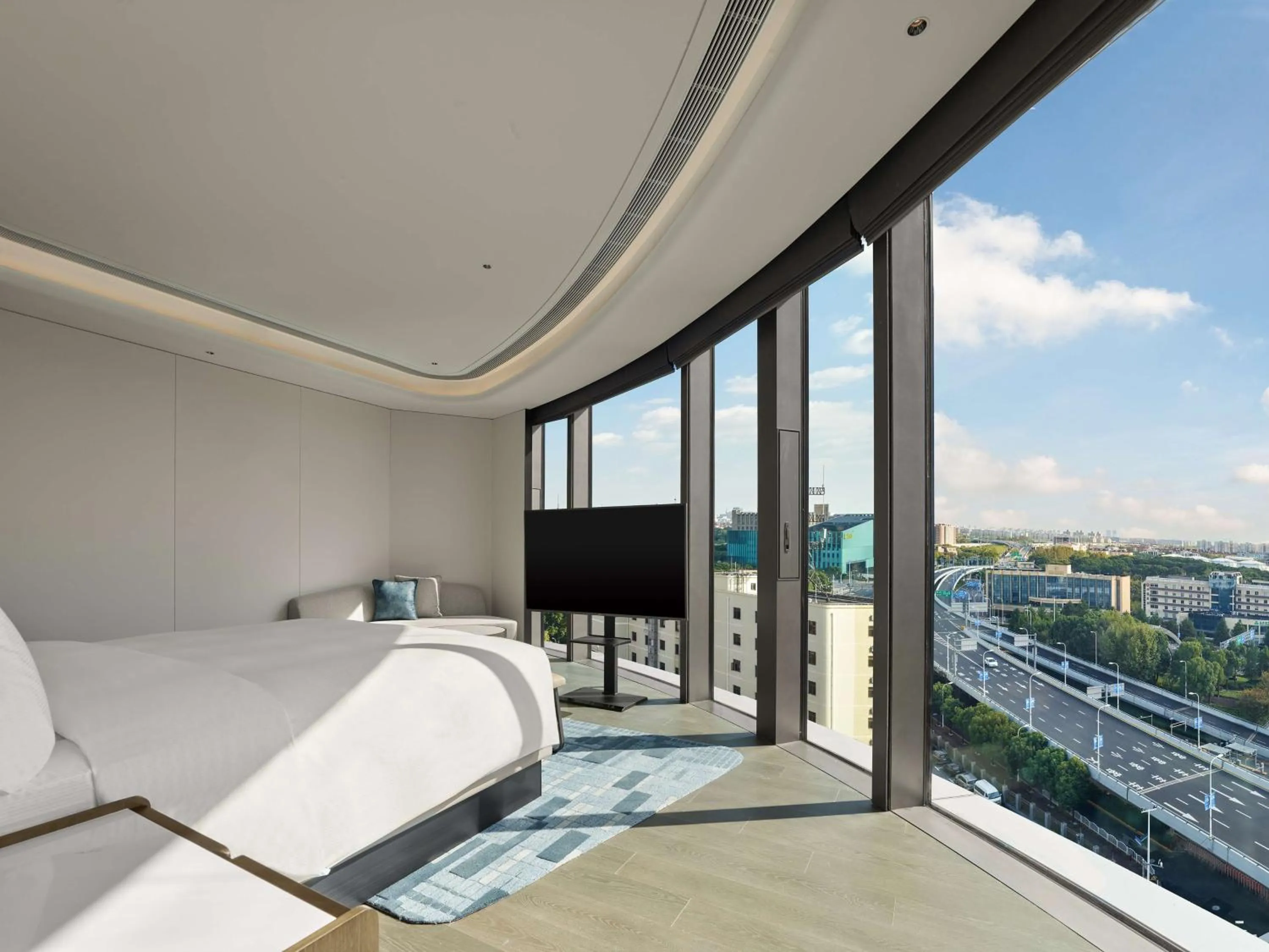 Deluxe King Suite in Hilton Shanghai Hongqiao International Airport