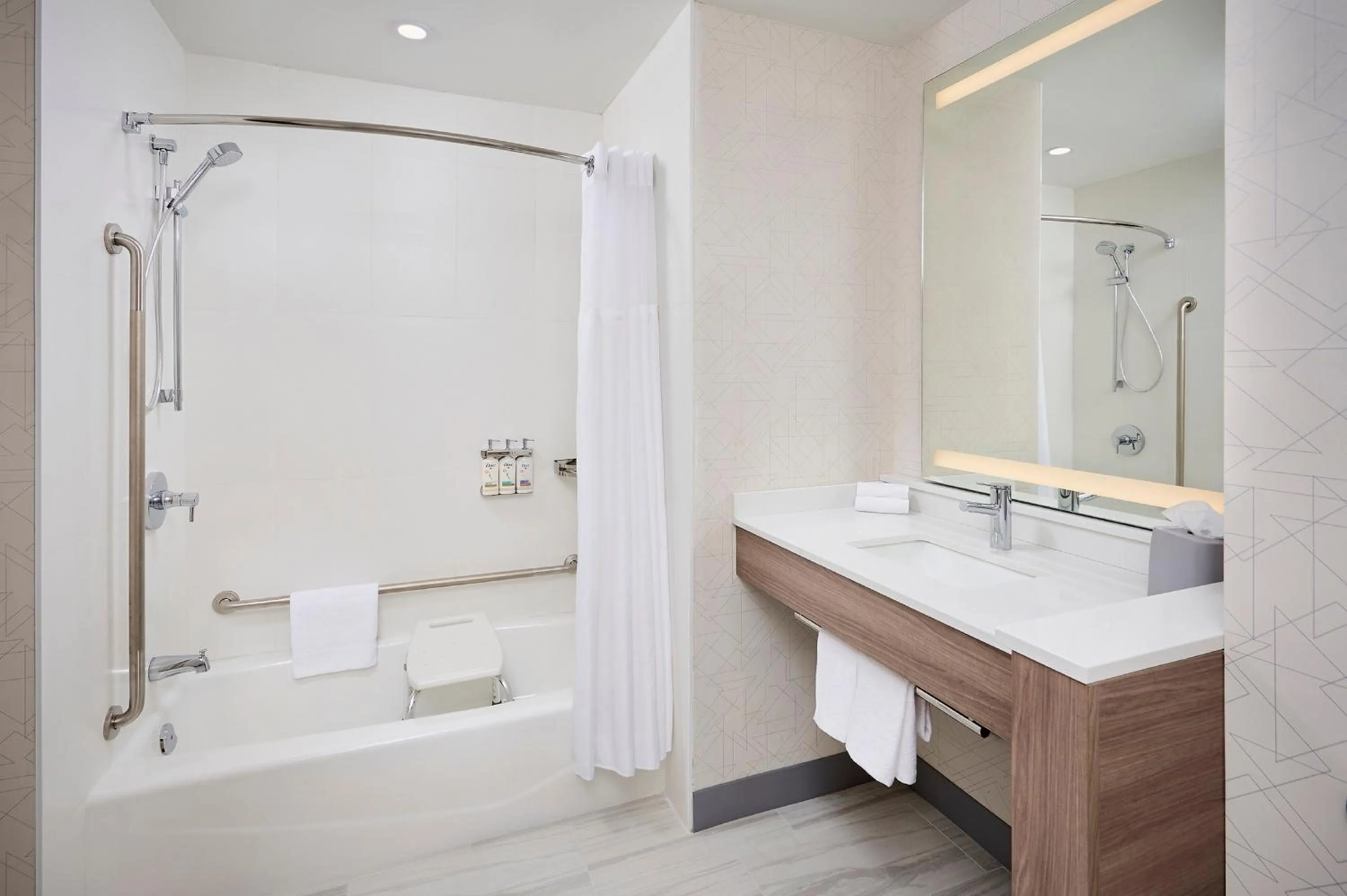 Standard King Room - Mobility Accessible with Tub in Holiday Inn Express Hamilton - Upper James by IHG