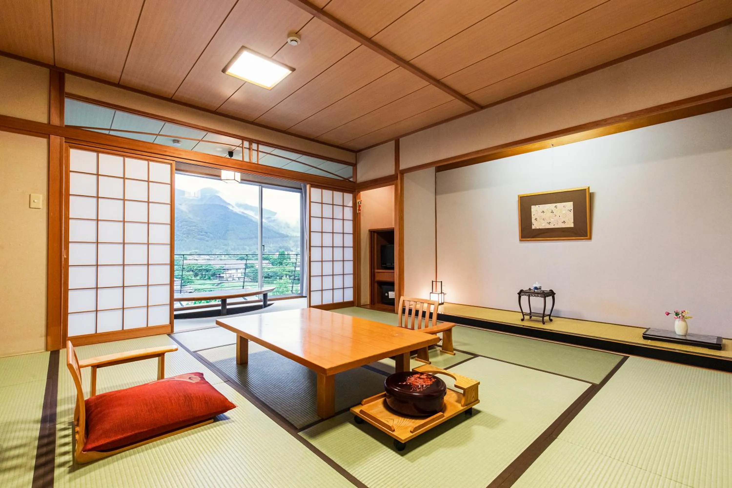 Japanese-Style Standard Room with Mountain View in Yufuin Kotobuki Hananosho