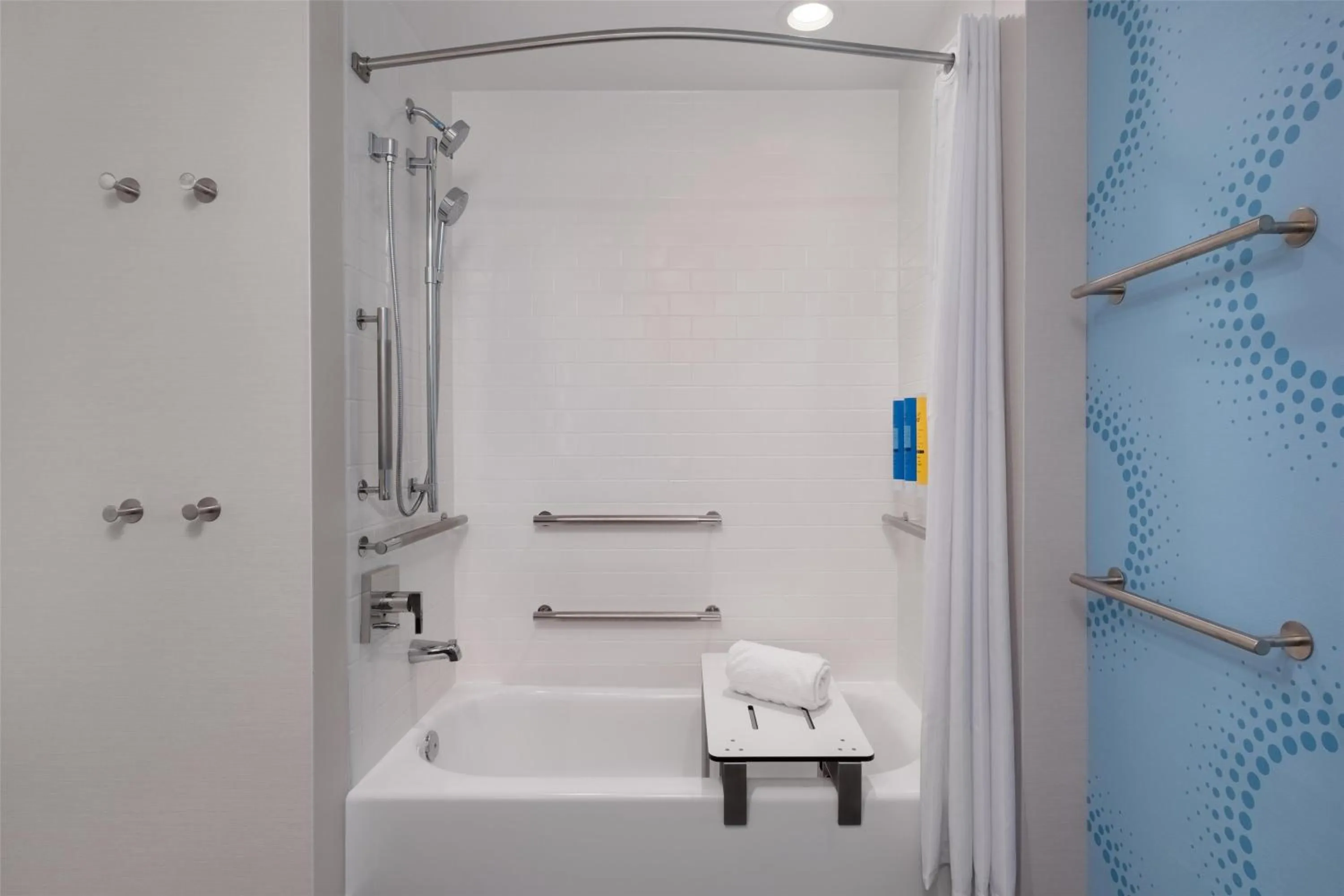 King Room with Bath Tub - Mobility Access in Tru By Hilton Houston Downtown Convention Center