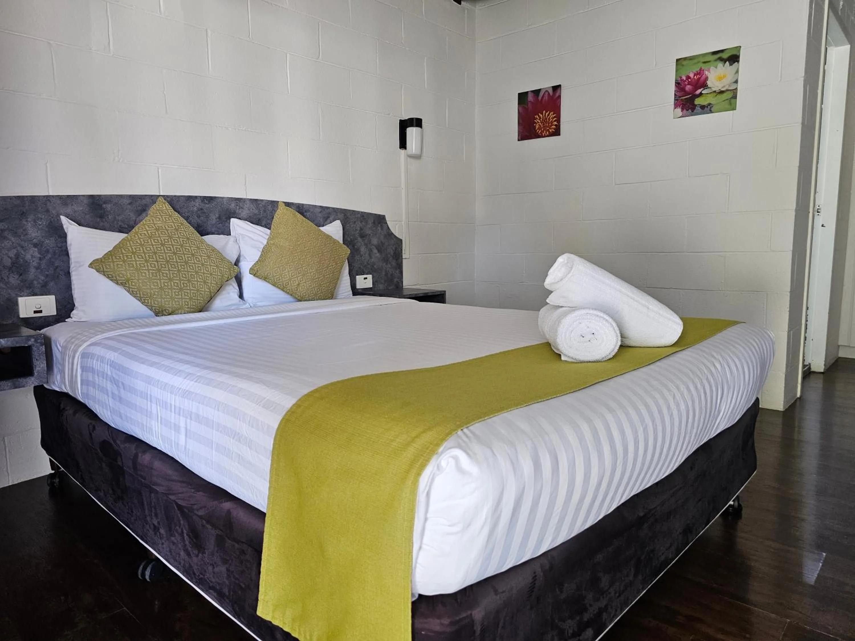 Deluxe Queen Room in Azalea Motel