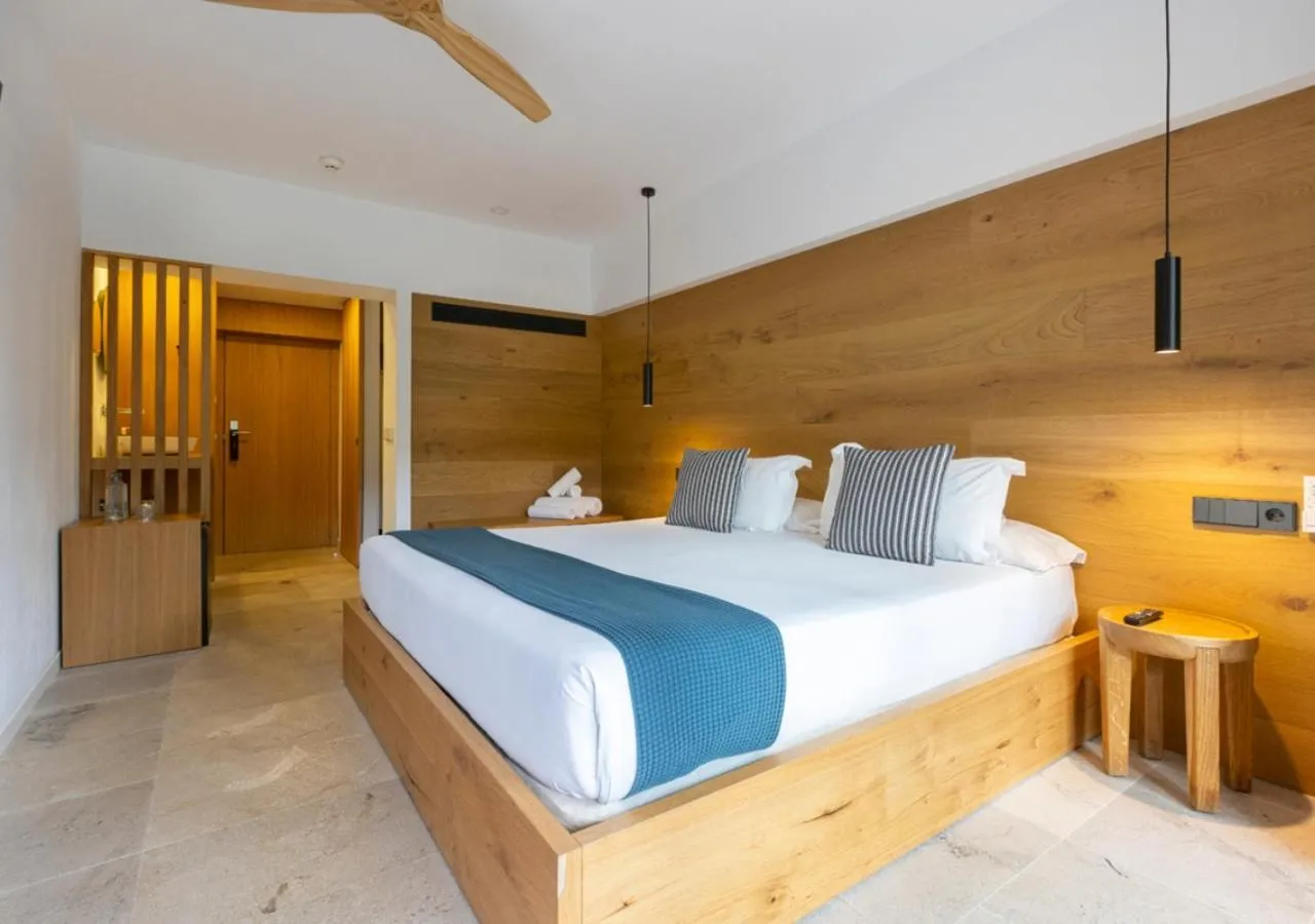 Double Room with Balcony and Pool View in Las Gaviotas Suites Hotel & Spa