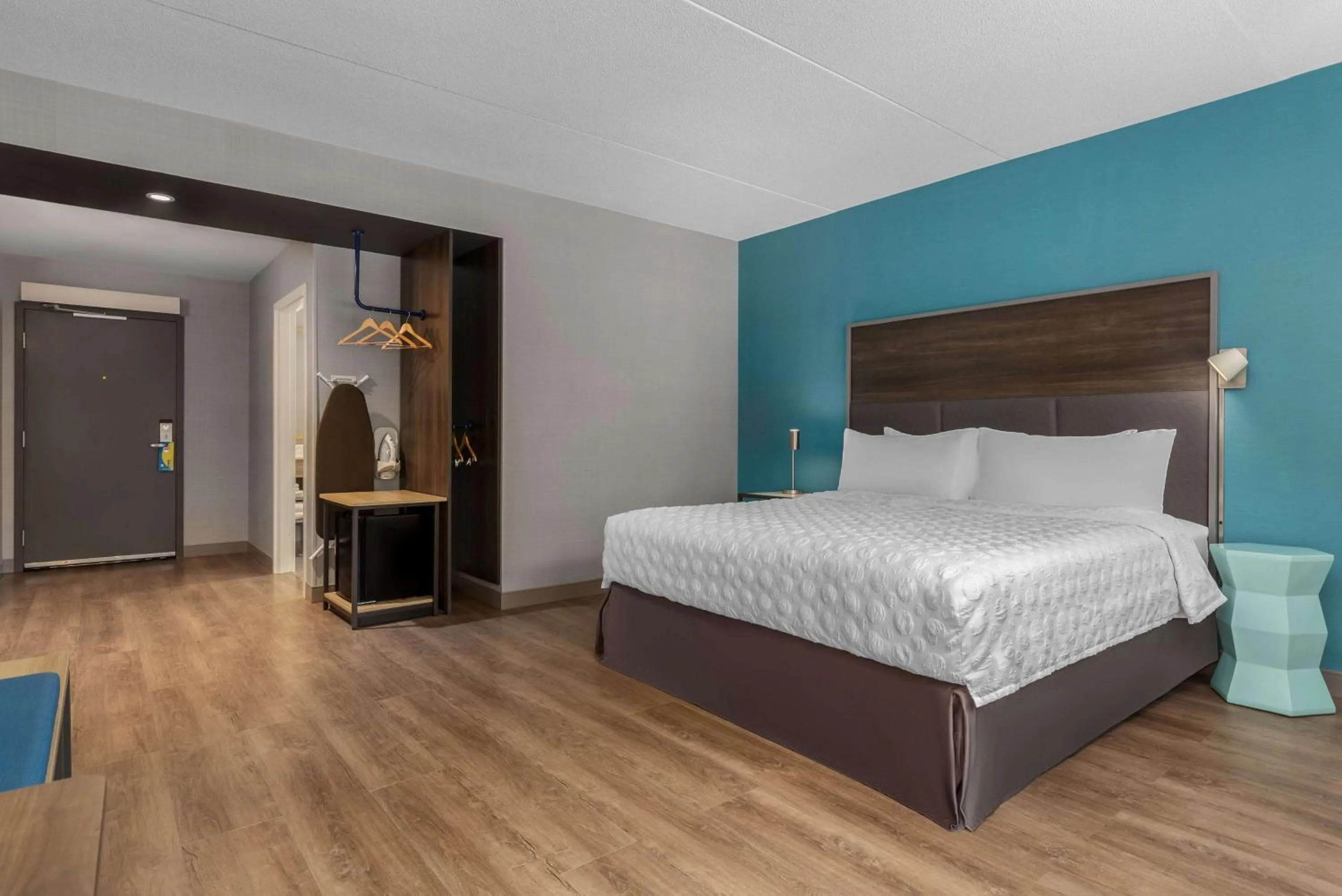 King Room with Bath Tub - Mobility Access in Tru By Hilton Bracebridge, On