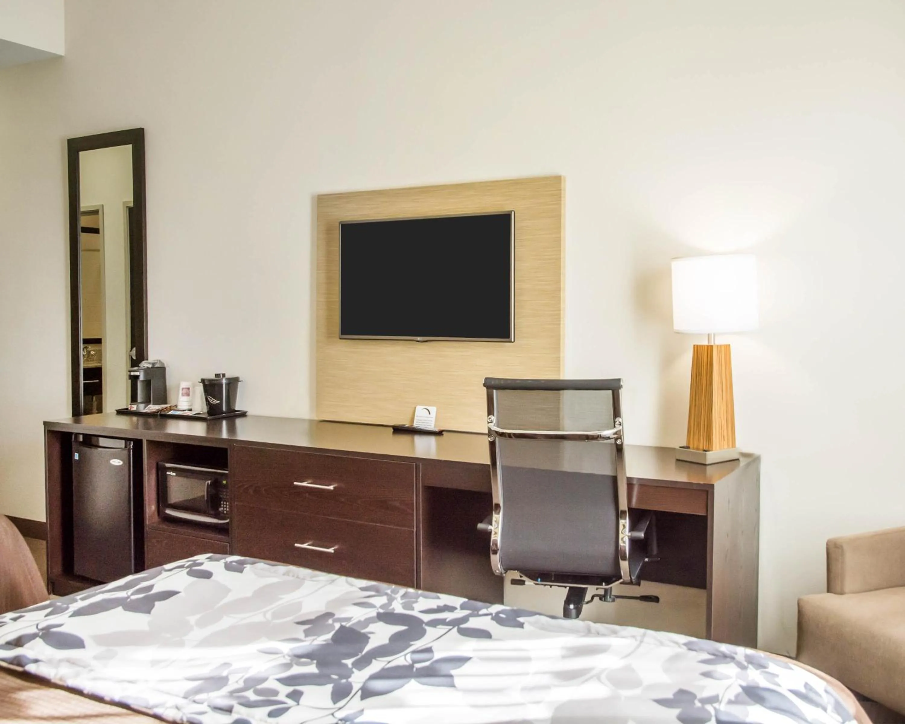 King Suite in Sleep Inn & Suites Parkersburg - Marietta