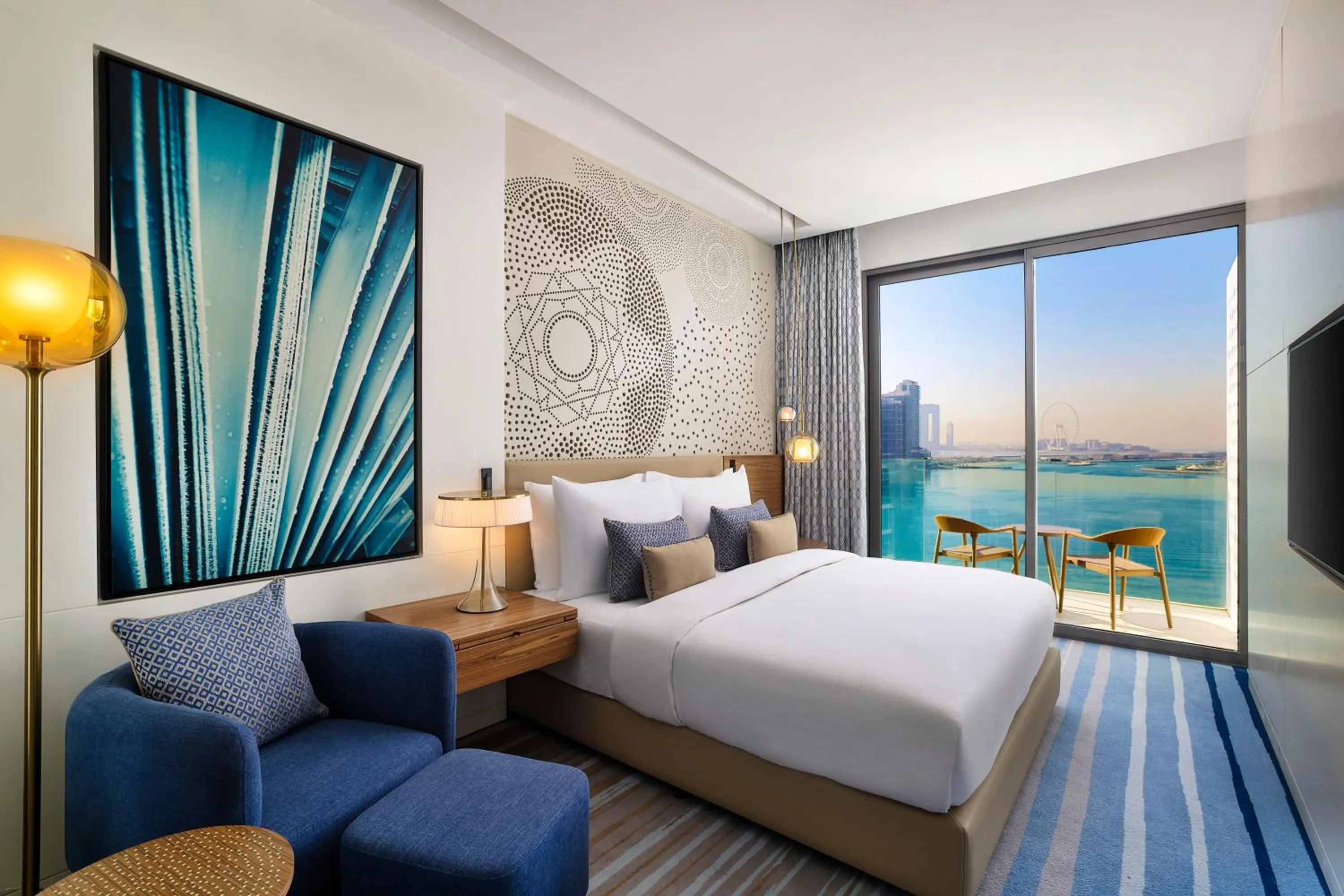 King Deluxe Room with Balcony and Partial Sea View in Tumbi Hotel Dubai The Palm,Tapestry Collection Hilton