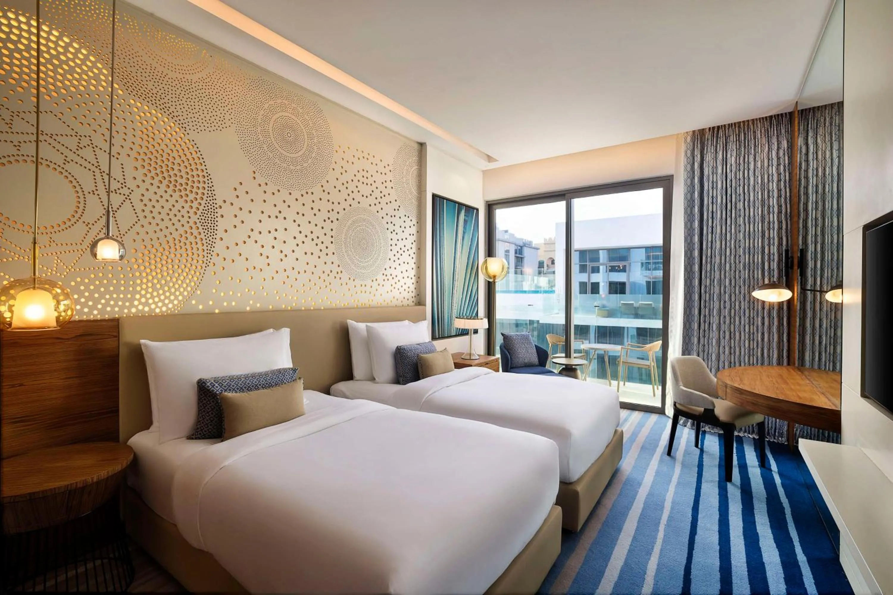 Twin Deluxe Room with Balcony and Partial Sea View in Tumbi Hotel Dubai The Palm,Tapestry Collection Hilton