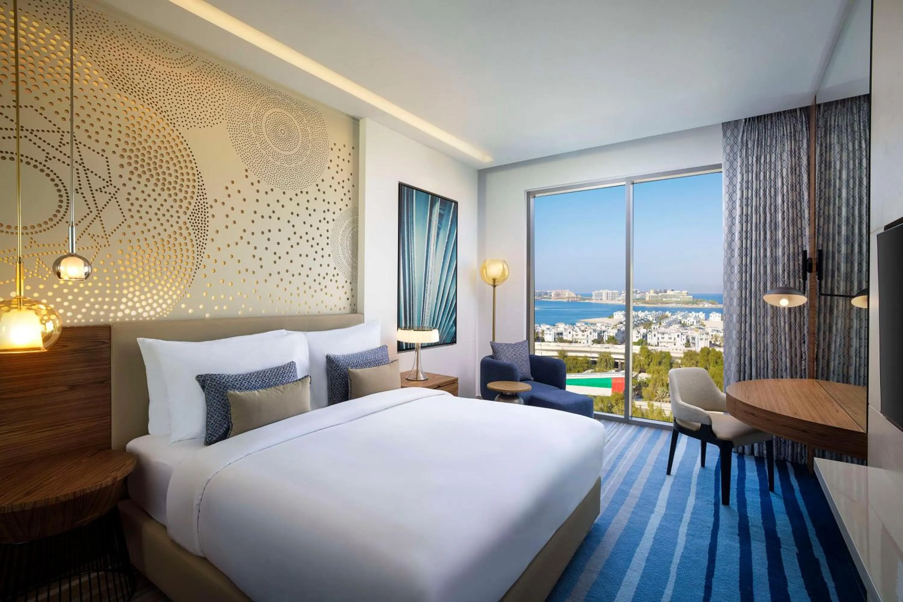 Deluxe King Room with Balcony in Tumbi Hotel Dubai The Palm,Tapestry Collection Hilton