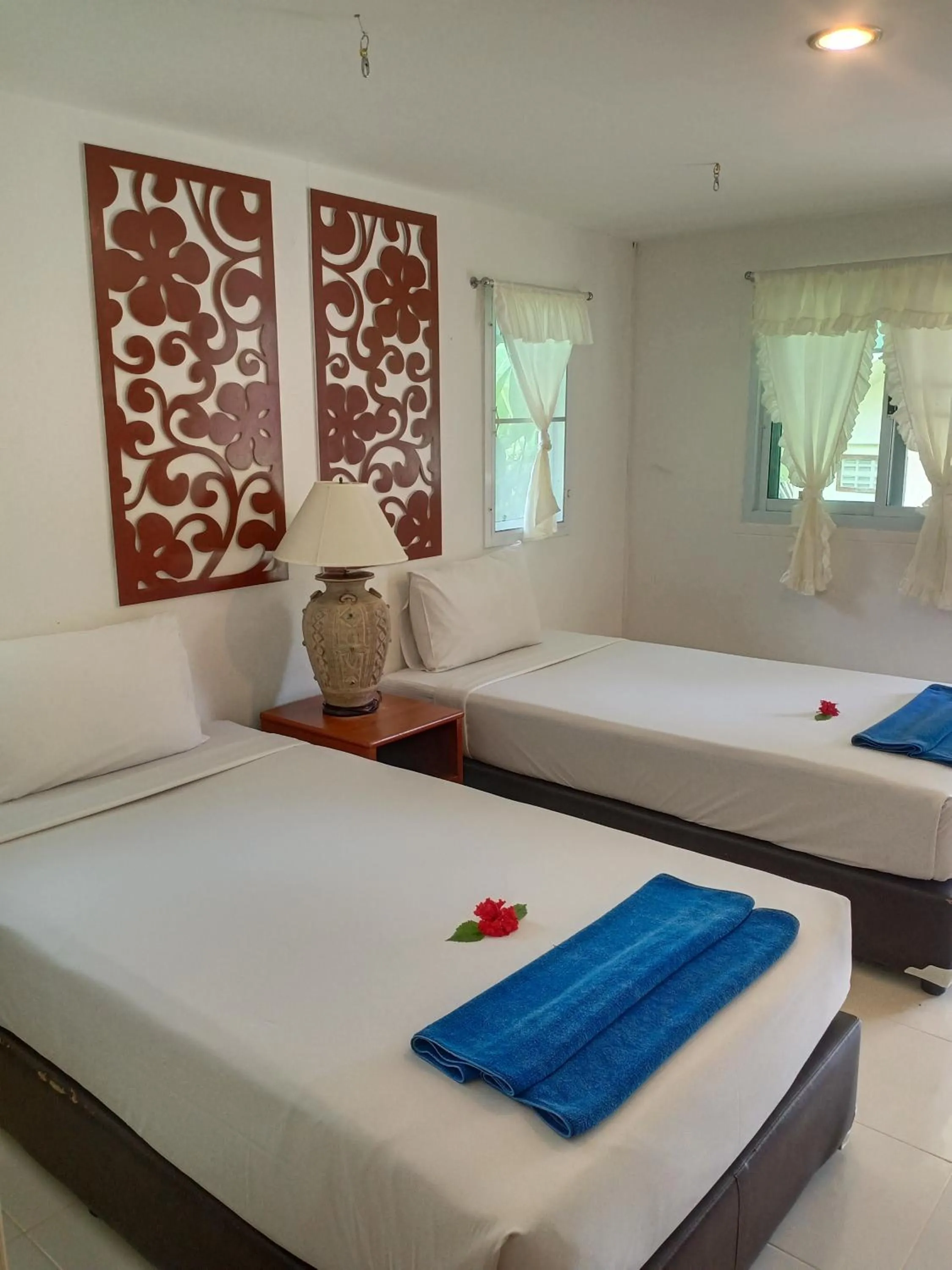 Twin Room with Balcony in Mookies Bungalows