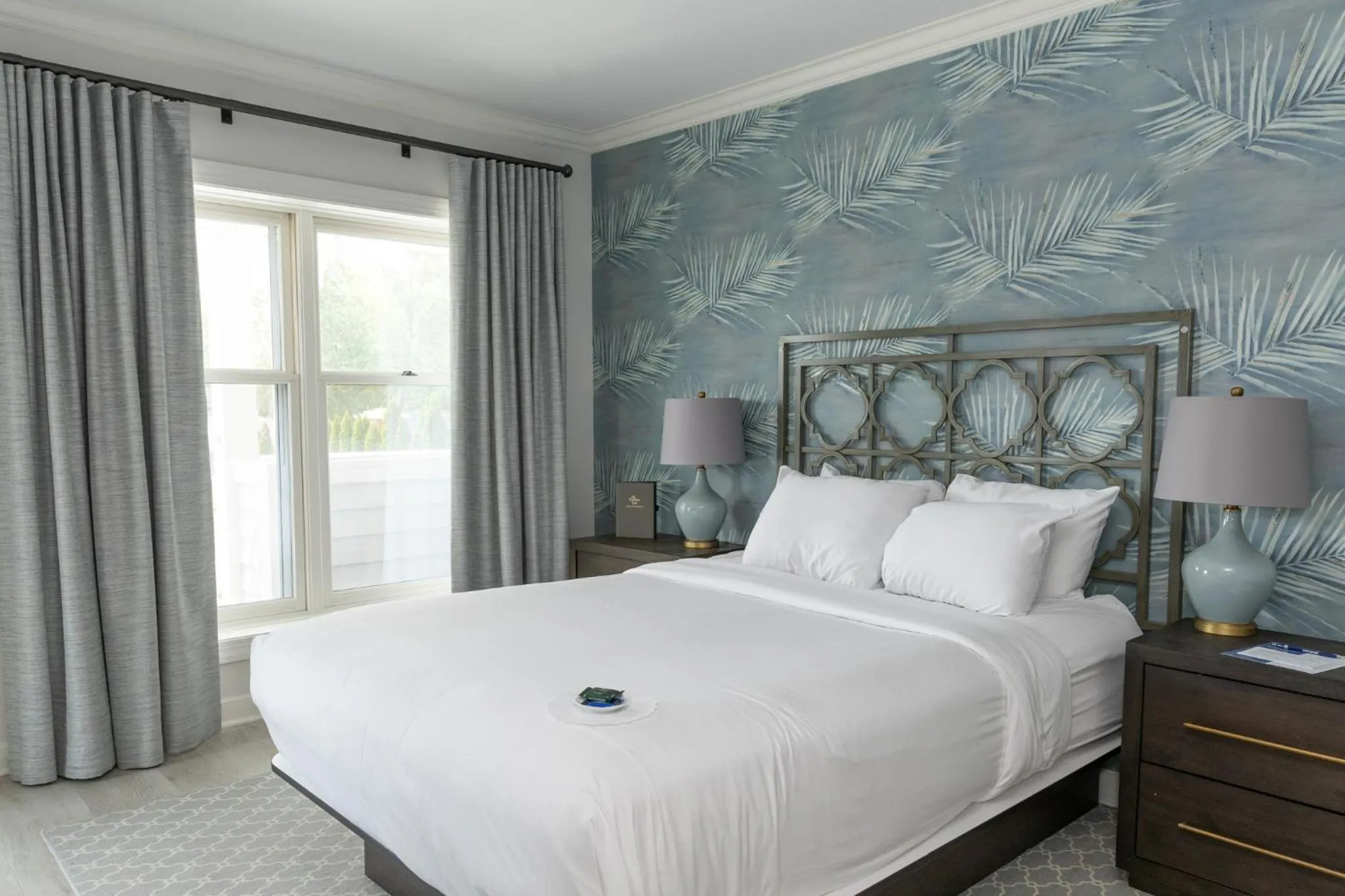 Deluxe Non- Lakeview Queen Room with Balcony in The Geneva Inn