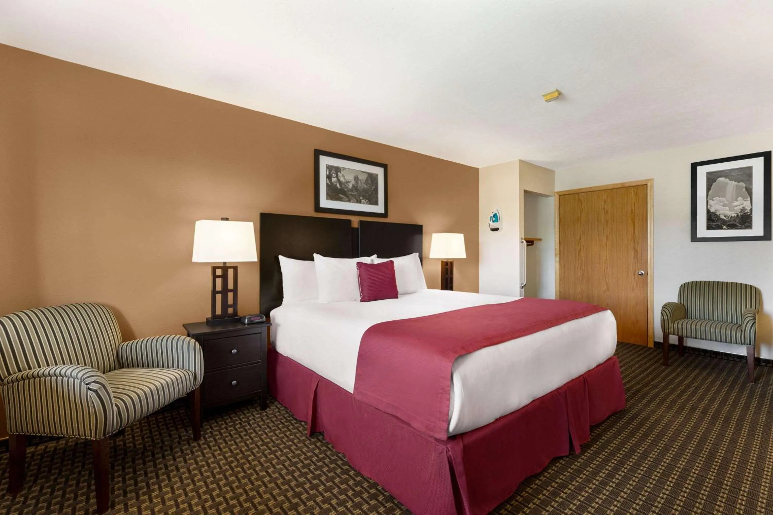 King Room with Bath Tub - Mobility Accessible/Non-Smoking in Baymont by Wyndham Cortez