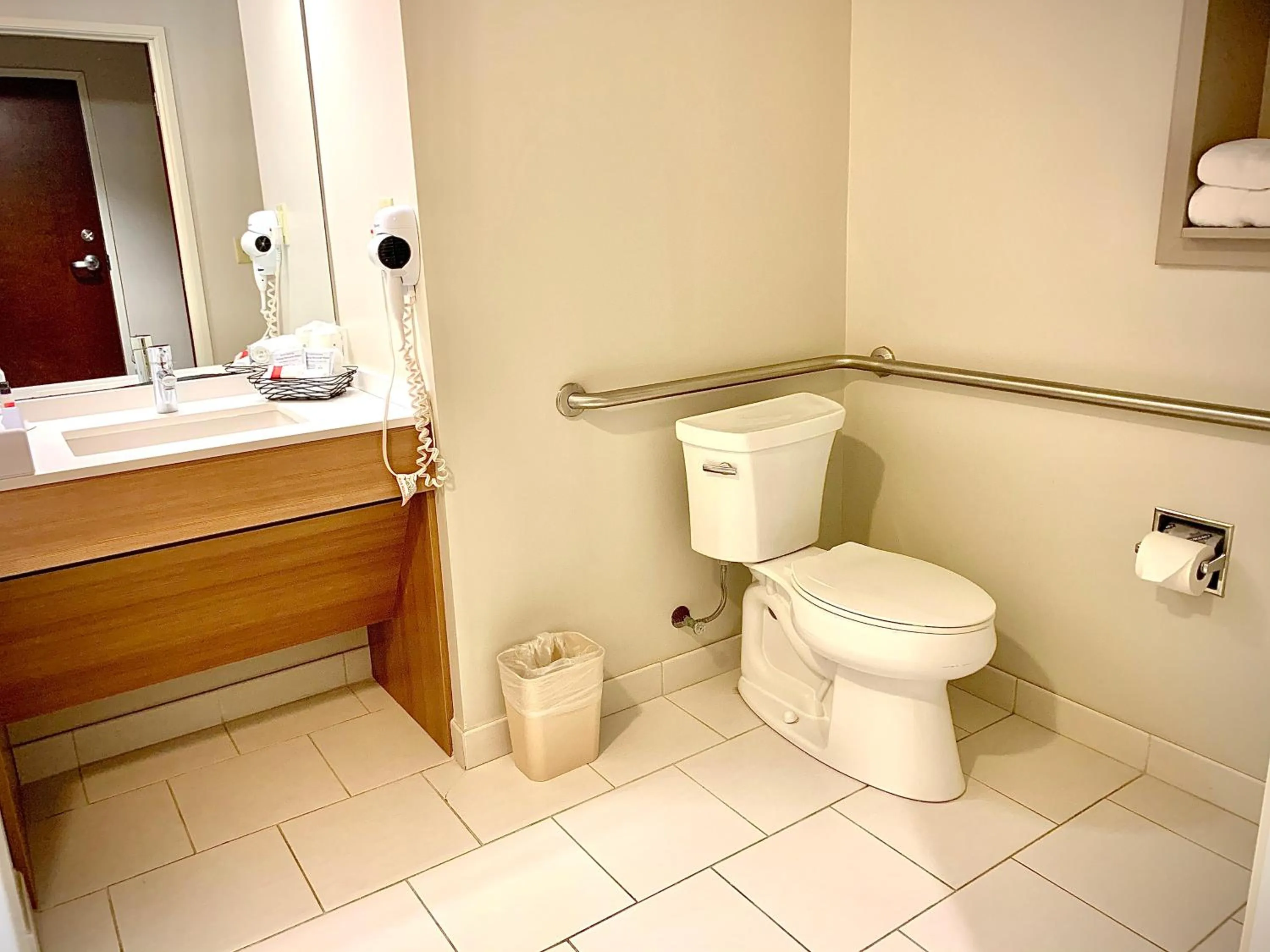 Queen Room - Disability Access- Non-Smoking in Microtel Inn & Suites by Wyndham Georgetown Delaware Beaches