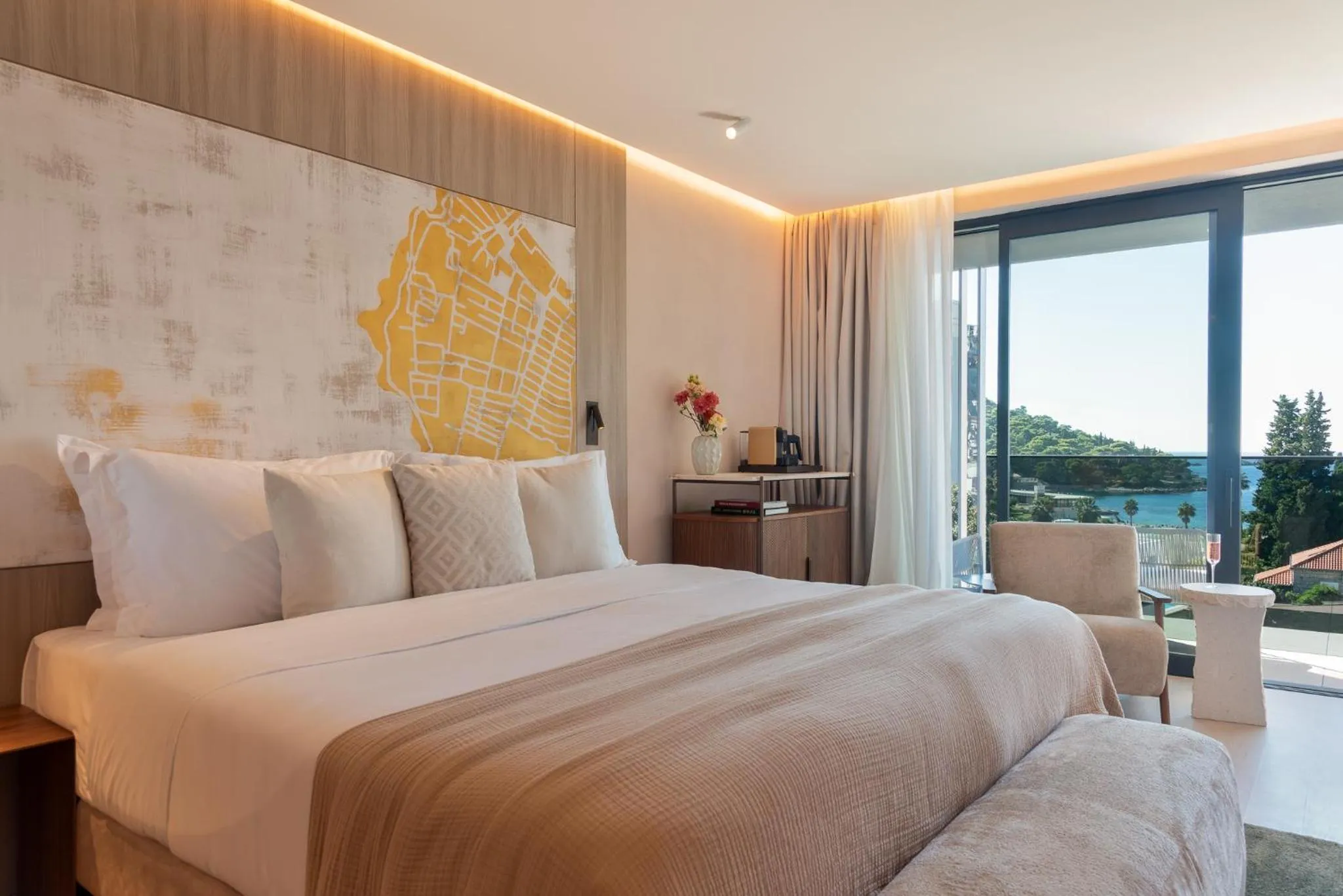 Deluxe Twin/Double Room with Partial Sea View and Balcony in Hotel Sumratin