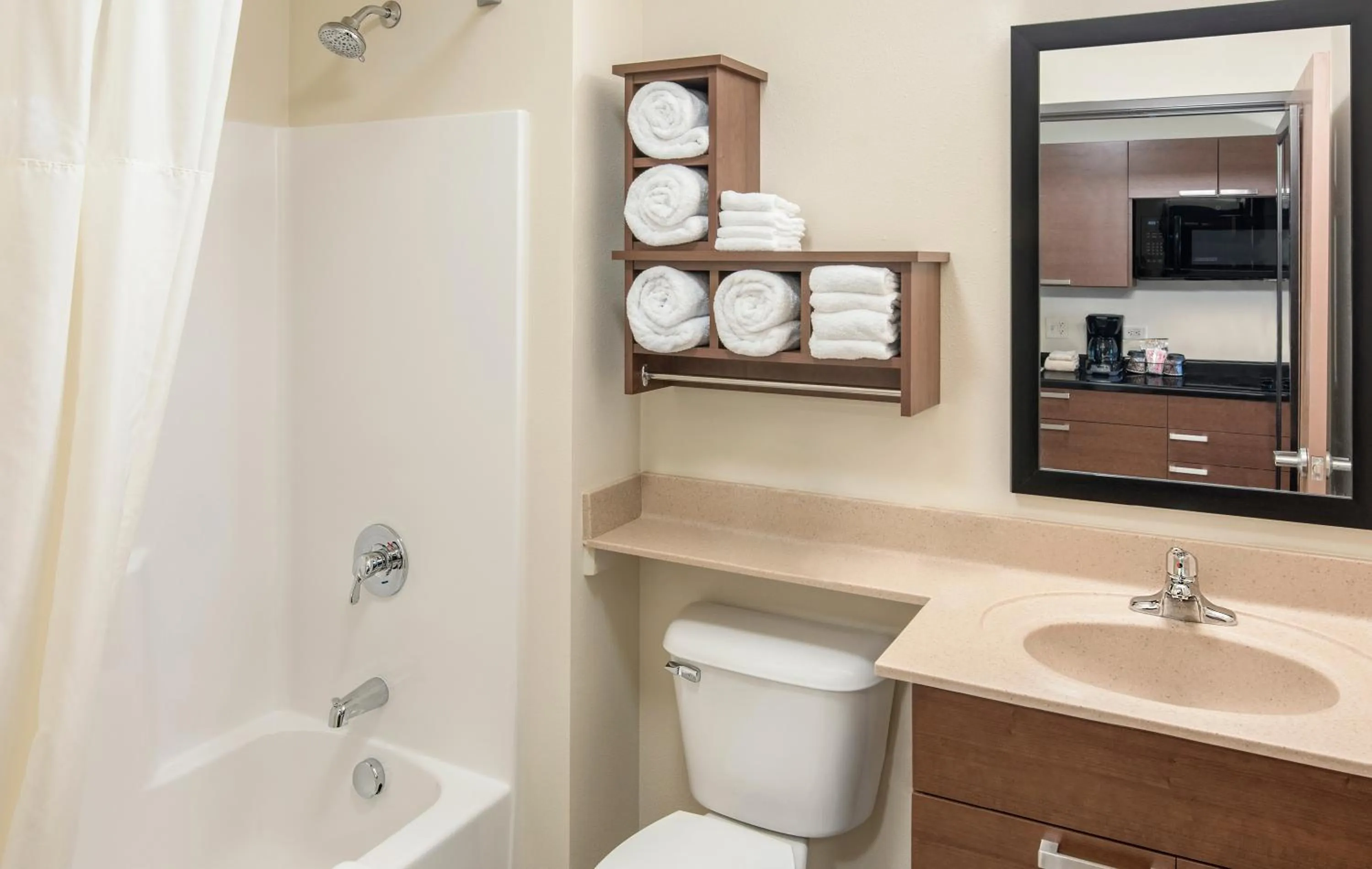 Deluxe Queen Room in My Place Hotel-Aberdeen, SD