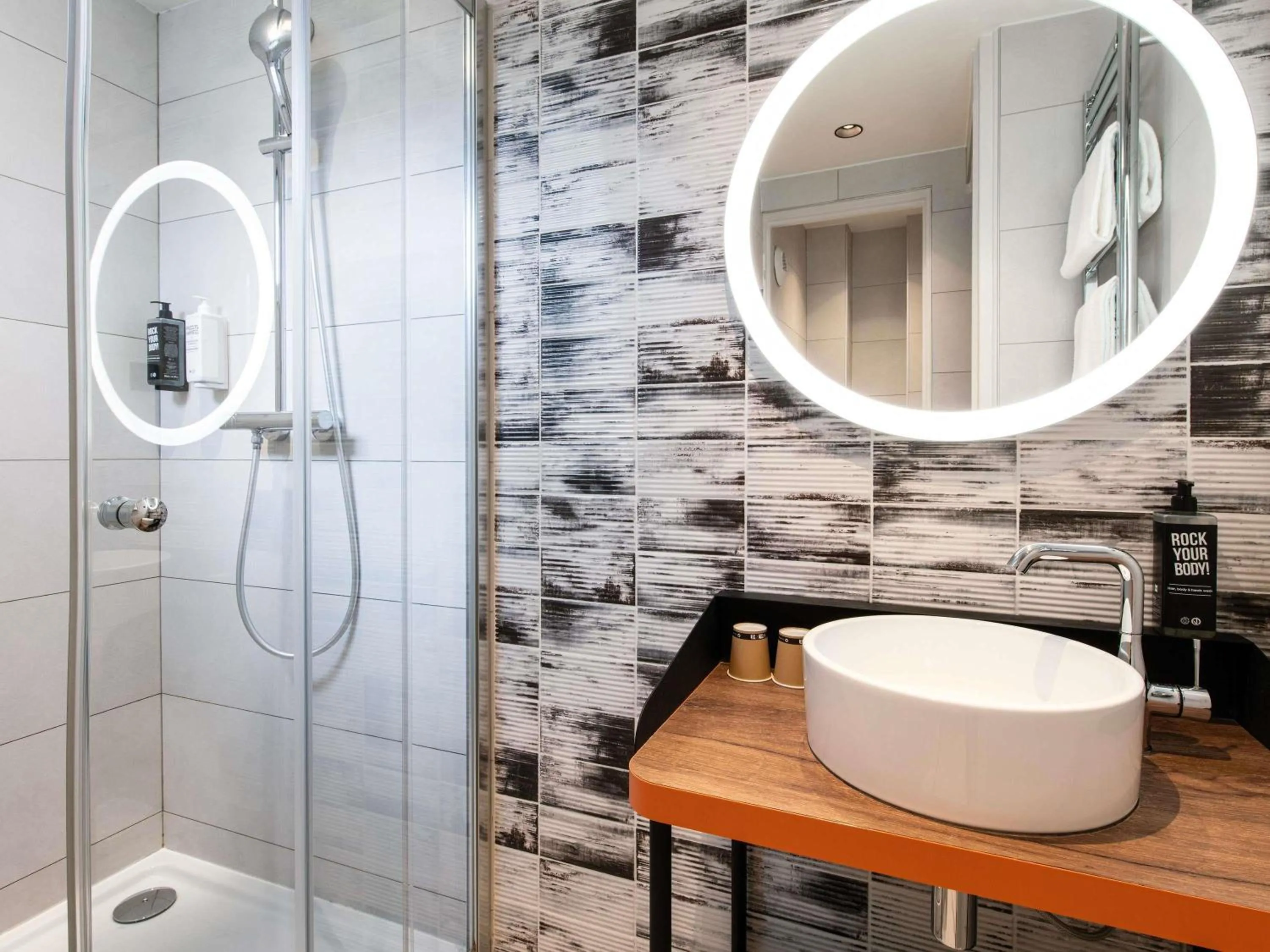 Standard Twin Room in Ibis Styles Hotel Paris Gare de Lyon Bastille