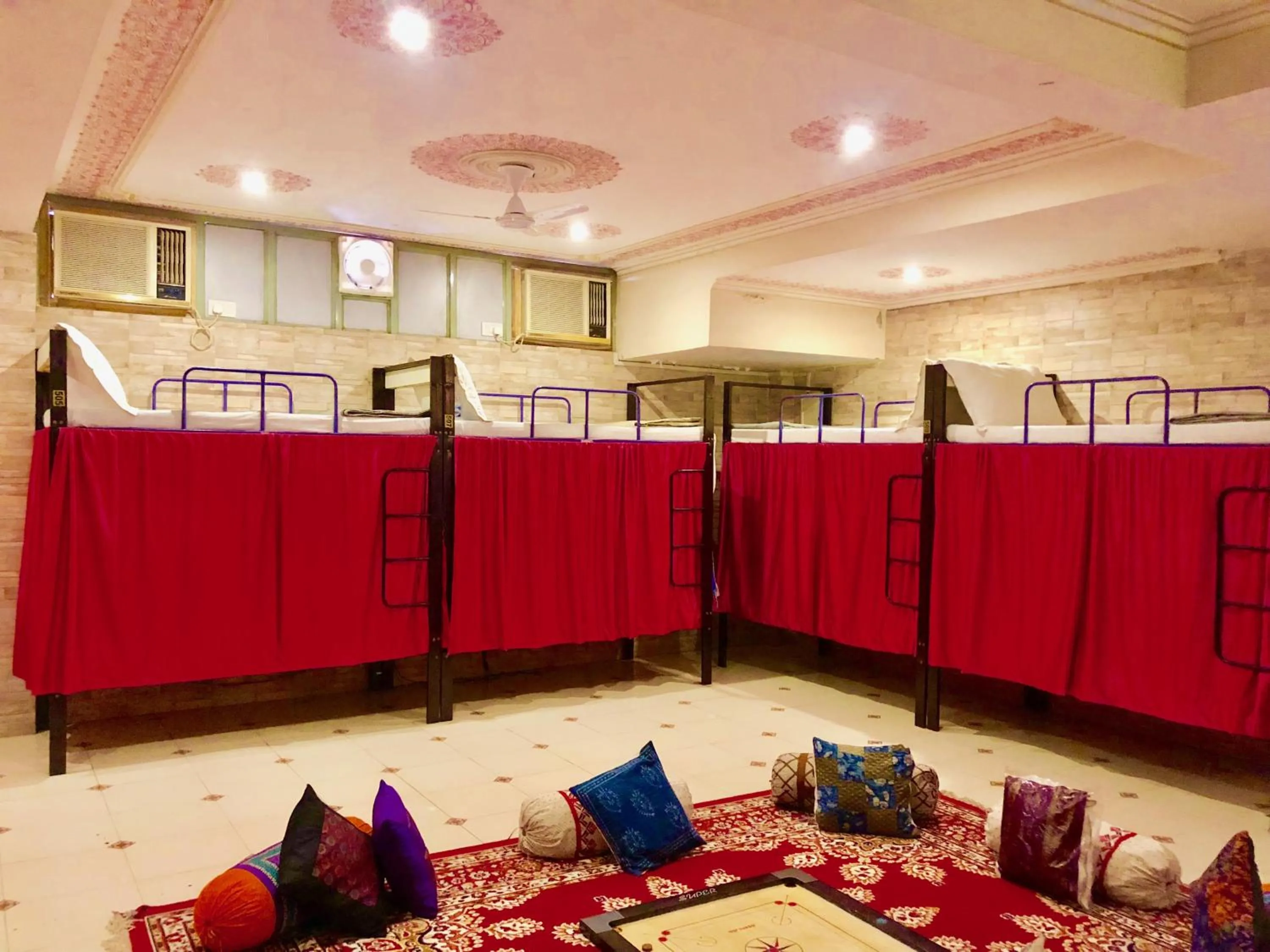 Bed in 10-Bed Mixed Dormitory Room A/C in Hotel Classic Inn Near Jaipur Railway Station