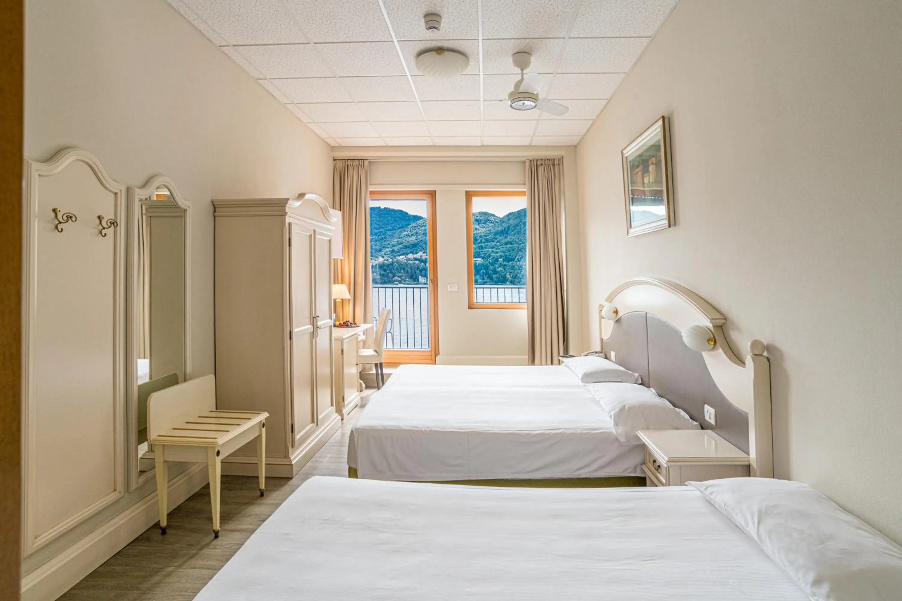 Triple Room with Lake View and Balcony in Hotel Bazzoni