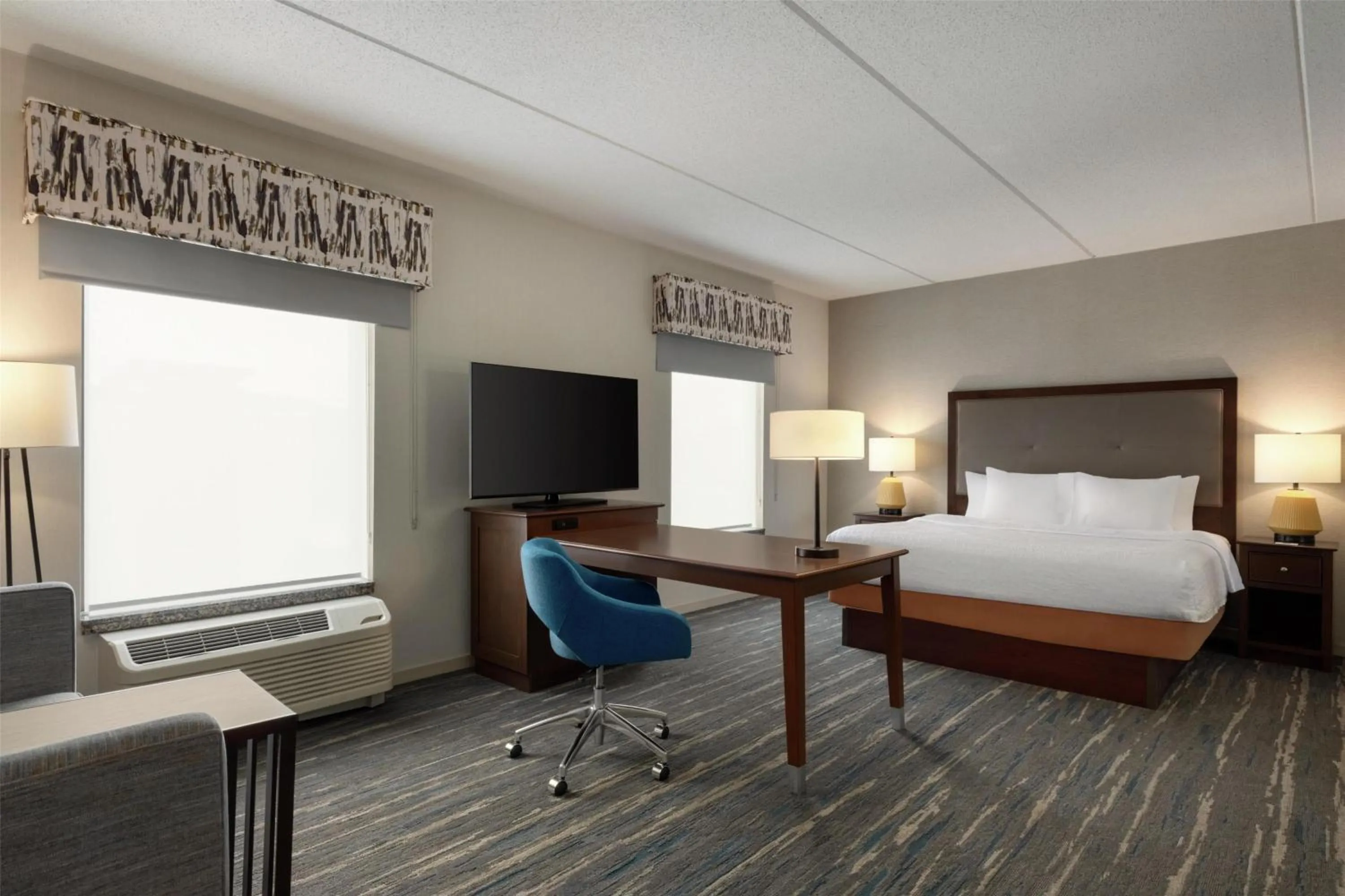King Studio Suite with Sofa Bed - Hearing Access/Non-Smoking in Hampton Inn & Suites - Pittsburgh/Harmarville, PA