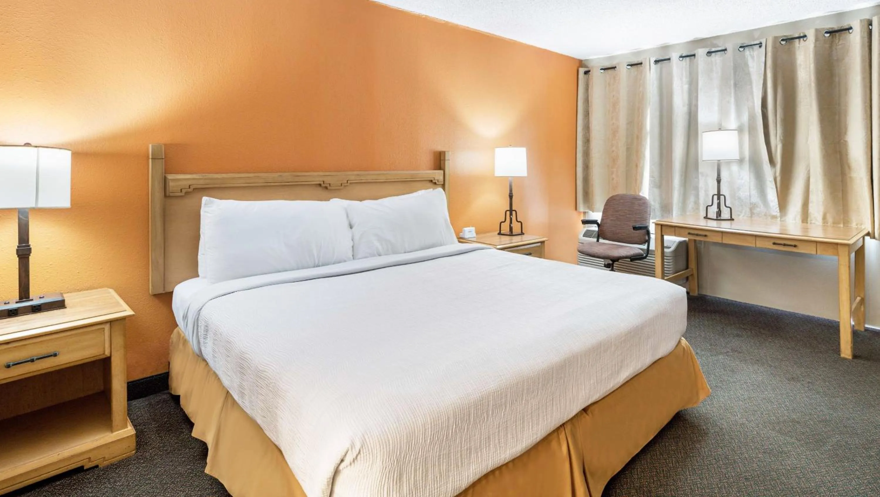 King Room with Sofabed - Interior Facing in Pearl on the Concho