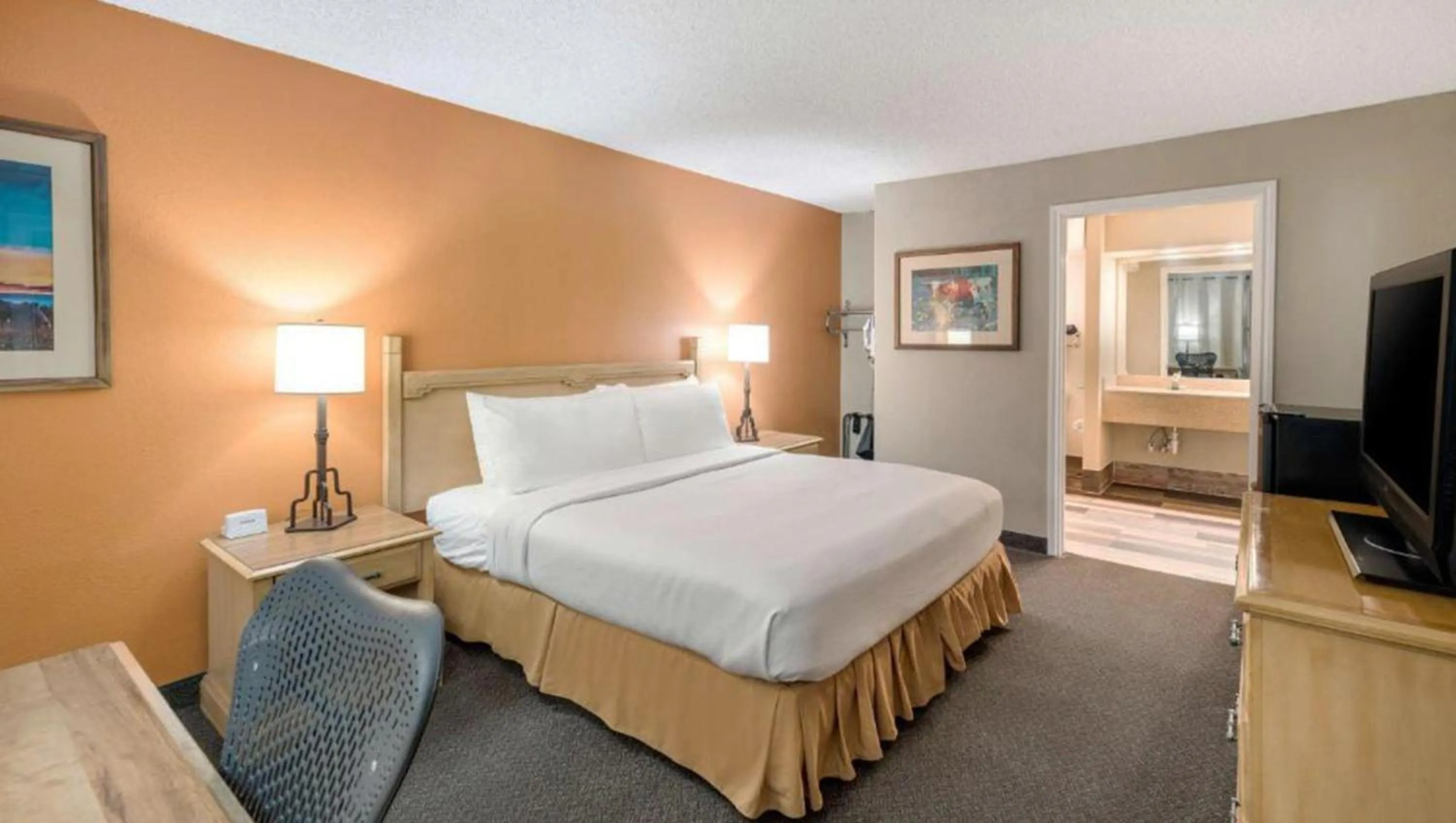 King Suite Roll-In Shower - Exterior Facing in Pearl on the Concho