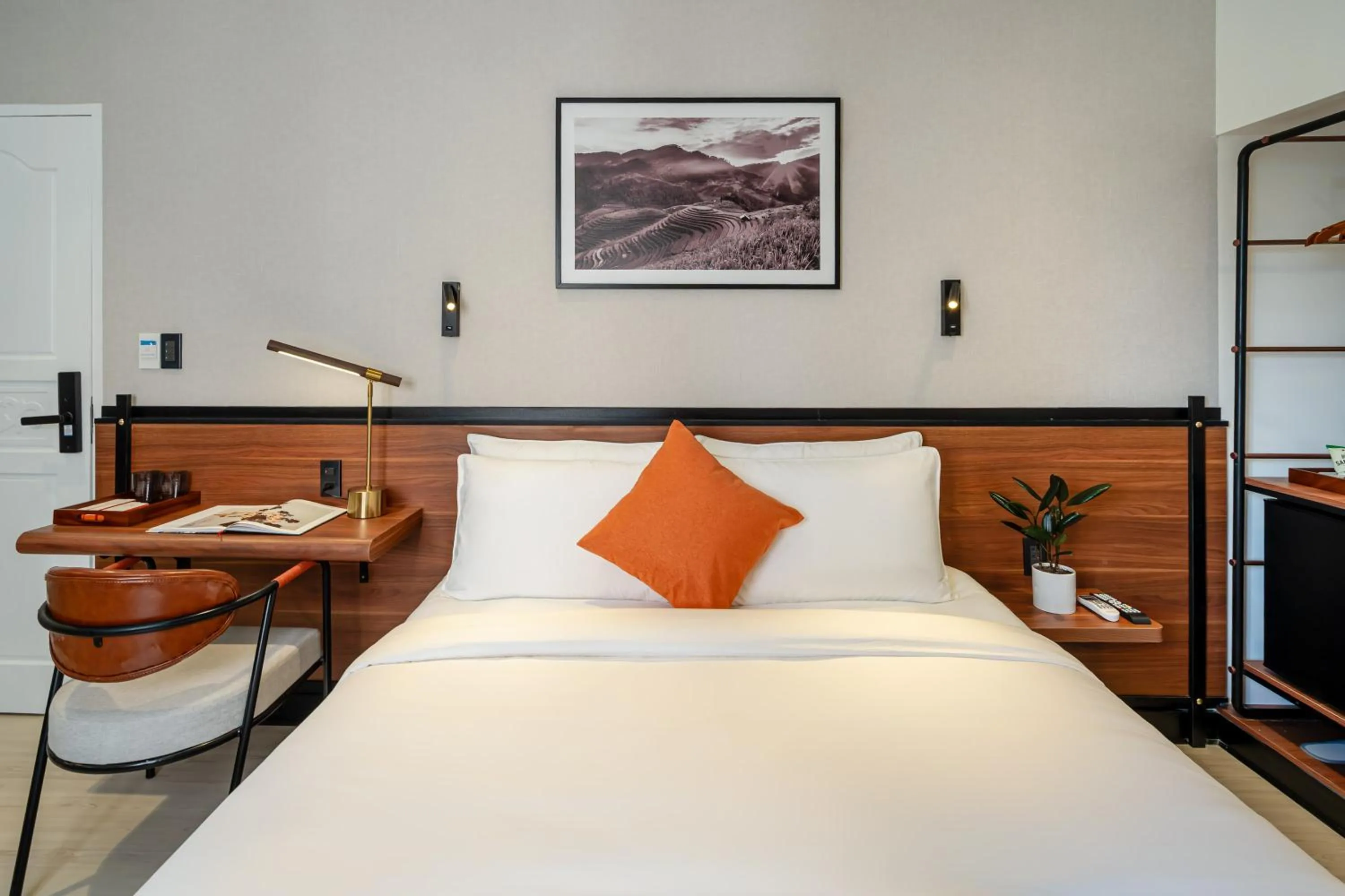 Superior Queen Room in Metrolux City Contemporary Hotel