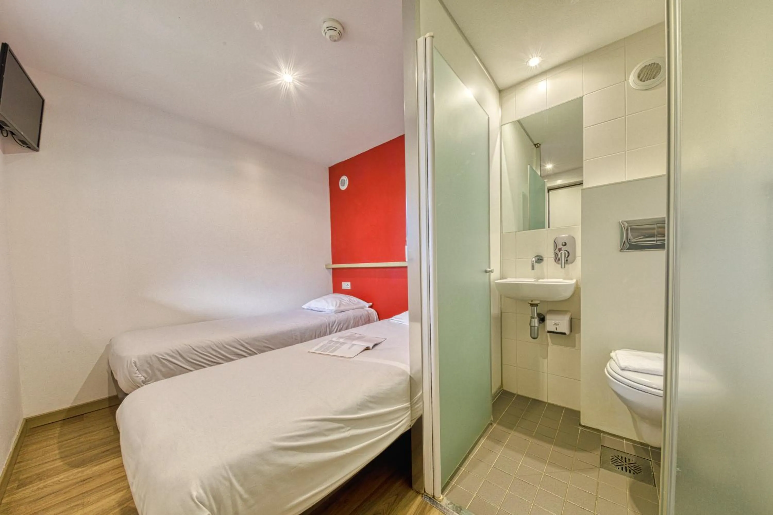 Twin Room (Towels, WIFI, TV) in Eklo Hotels Le Havre