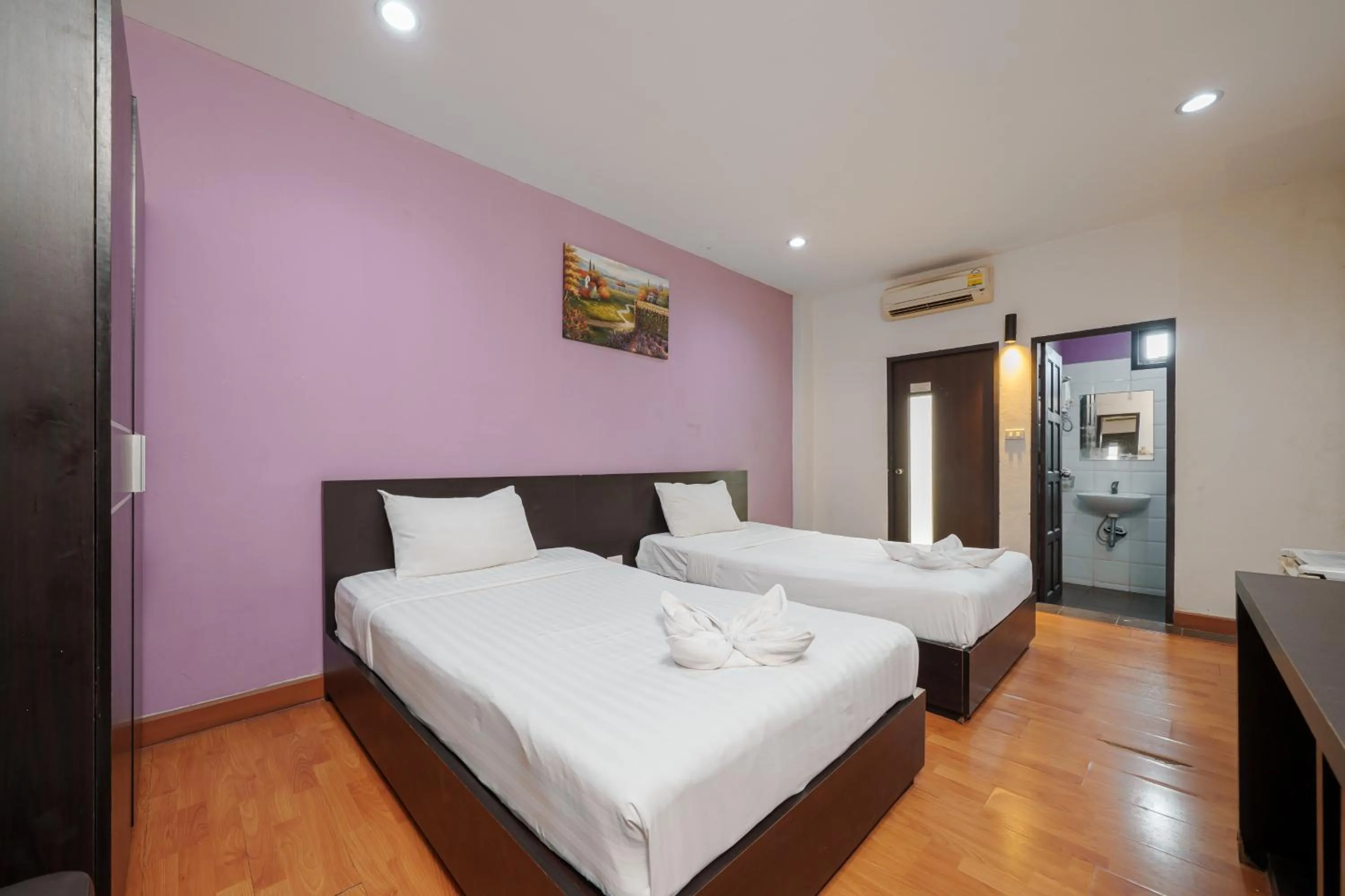 Deluxe Twin Room in Collection O Khaosan Park