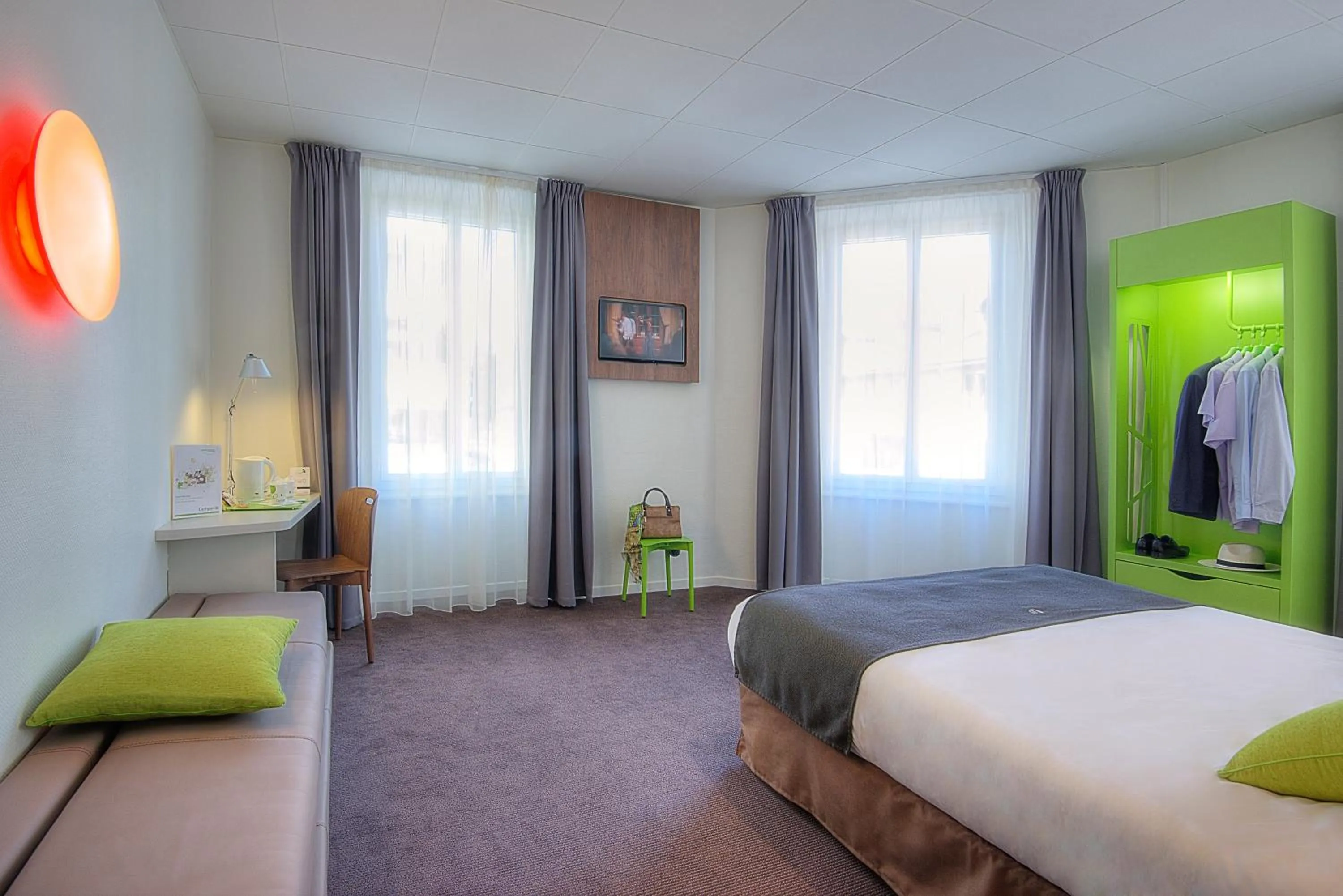 Standard Double Room with One Single Bed - Up to Ten Years in Campanile Annecy Centre - Gare