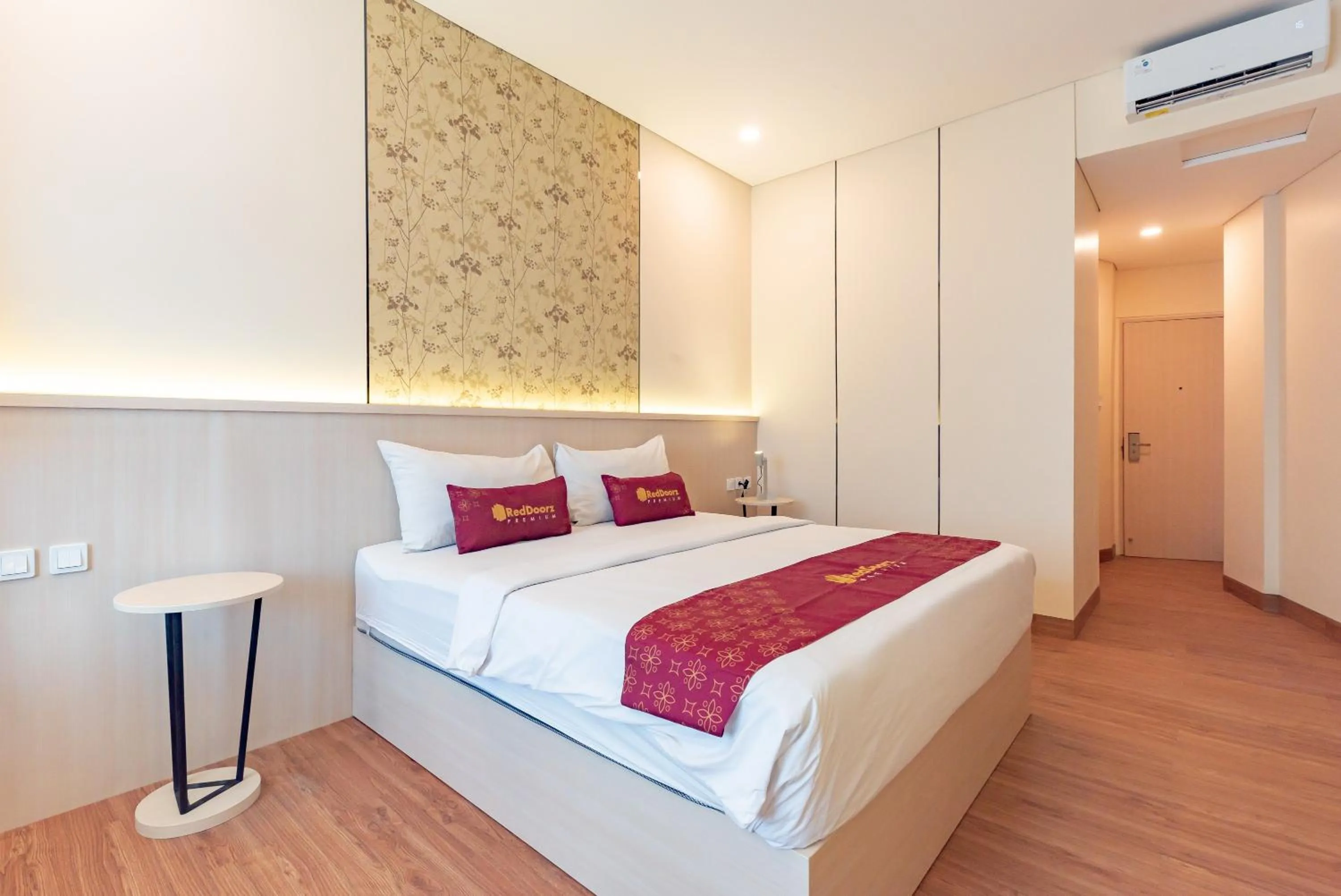 Superior Double Room in RedDoorz Premium near Paris Van Java Mall