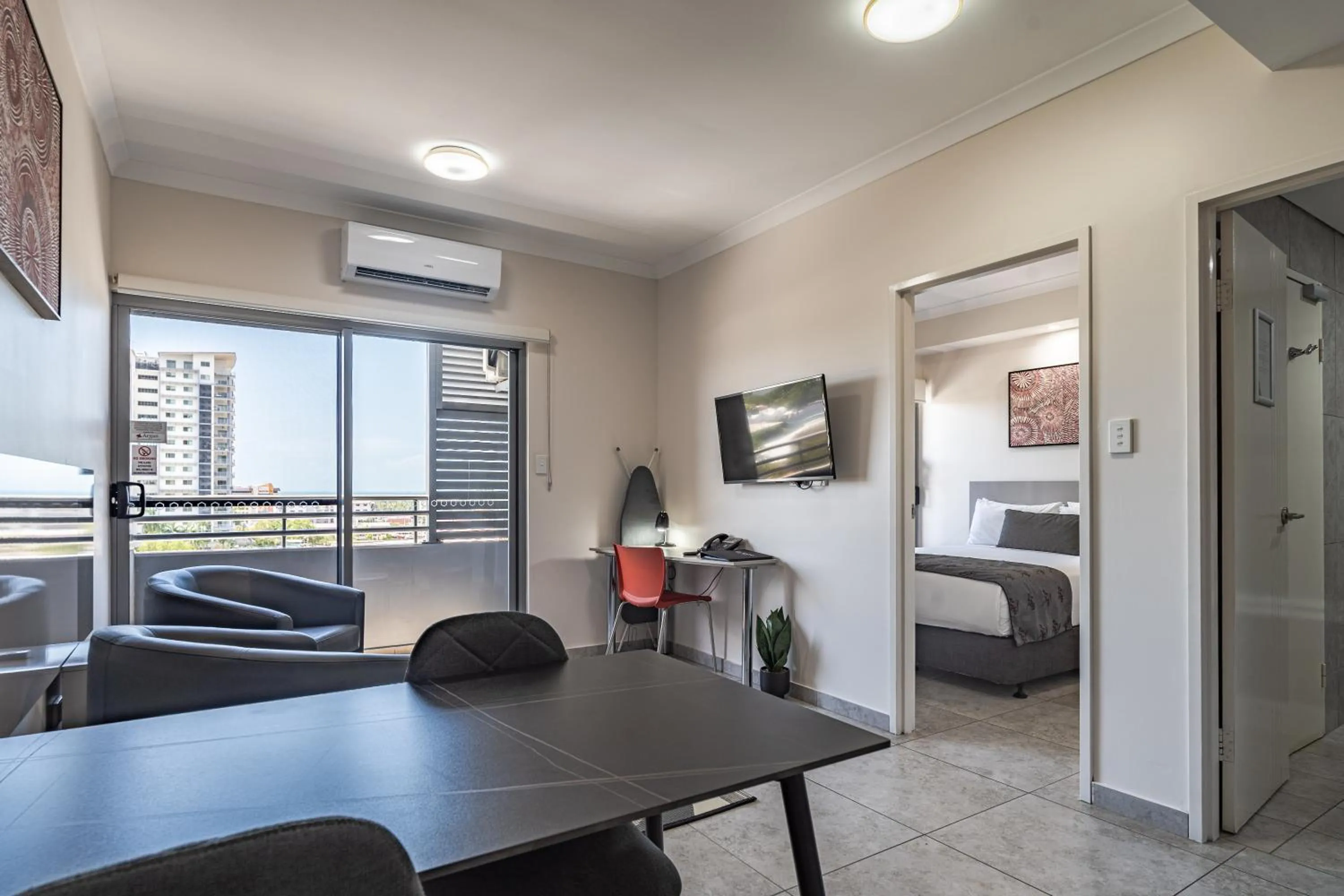 Premier Queen Suite in Argus Hotel Darwin