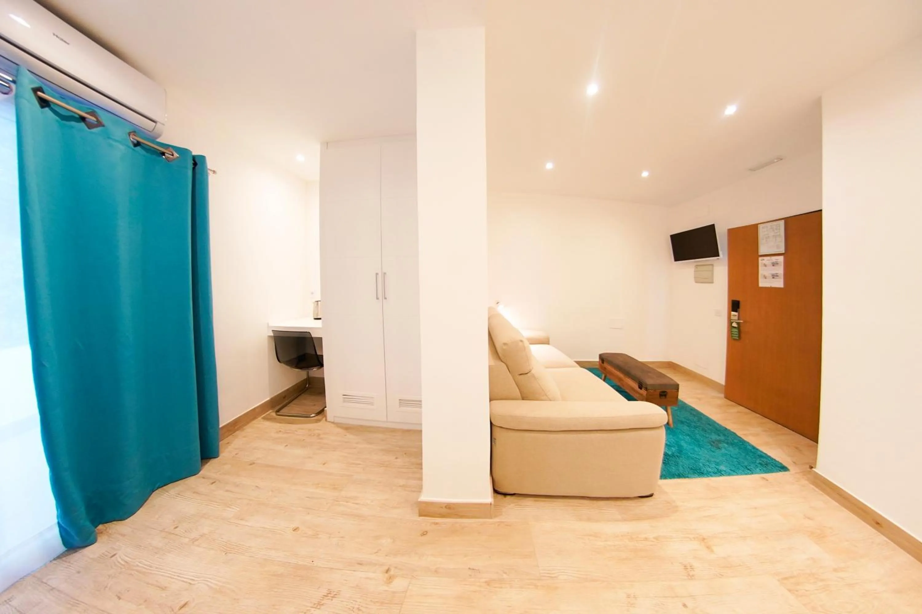 Double Room with Terrace with Free Airport Shuttle in Hotel Zen Airport