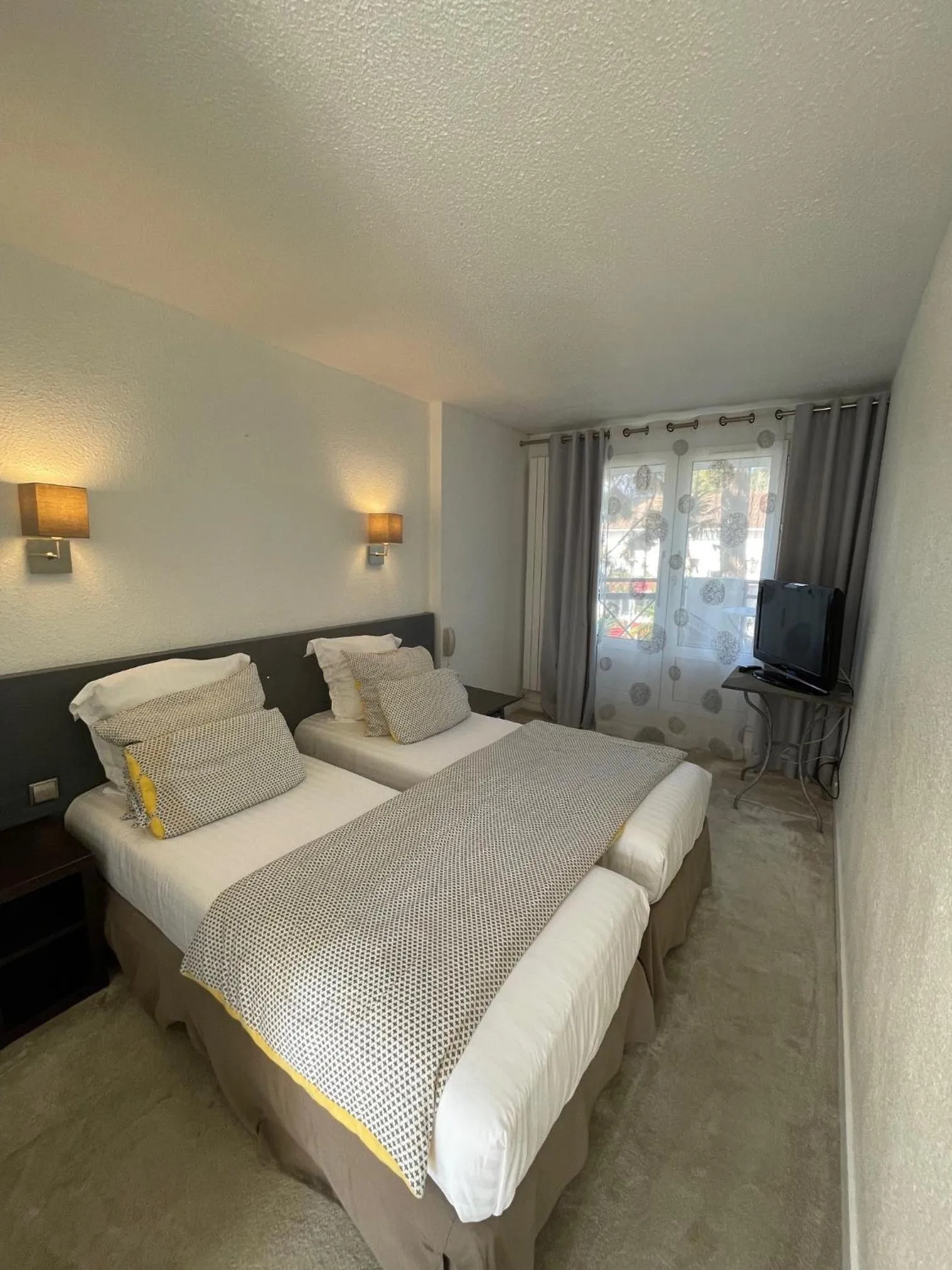 Twin Room with Balcony in Adonis Cottage la Baule