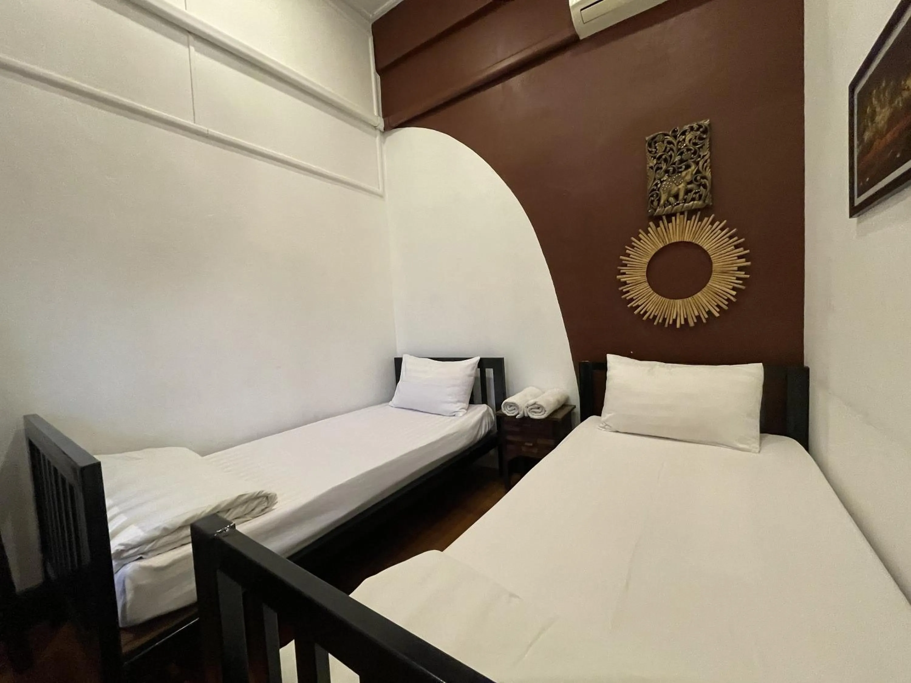 Budget Twin Room in Ashi Poshtel