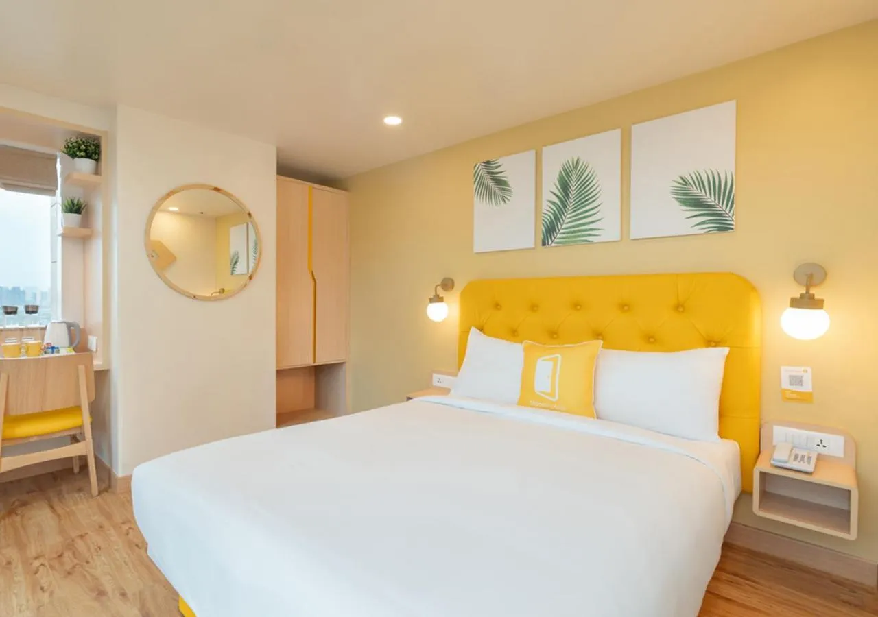 Standard Queen Room in Bloom Hotel - BKC Kalina