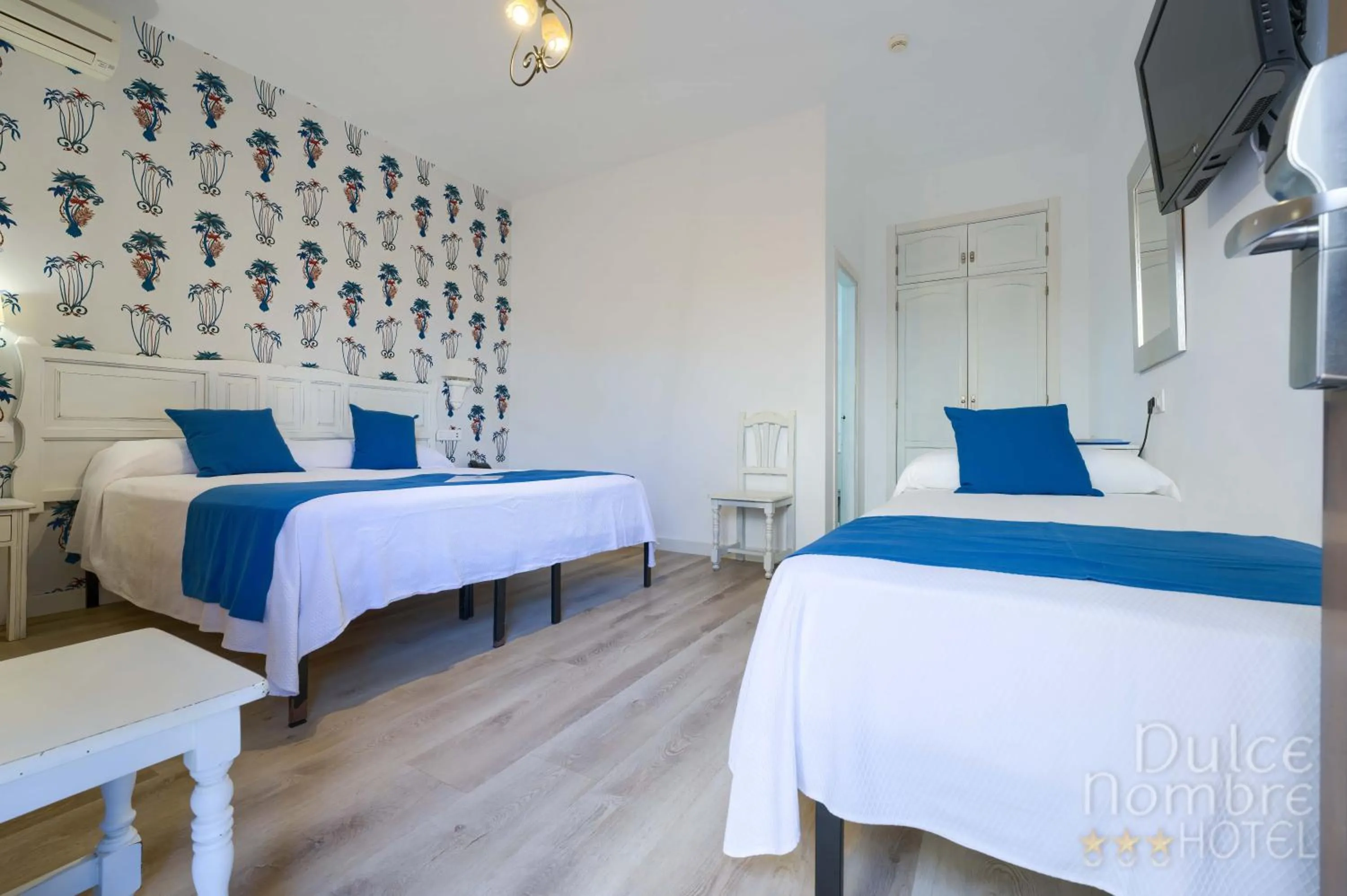 Twin Room with Extra Bed in Dulce Nombre Hotel - Apartamentos