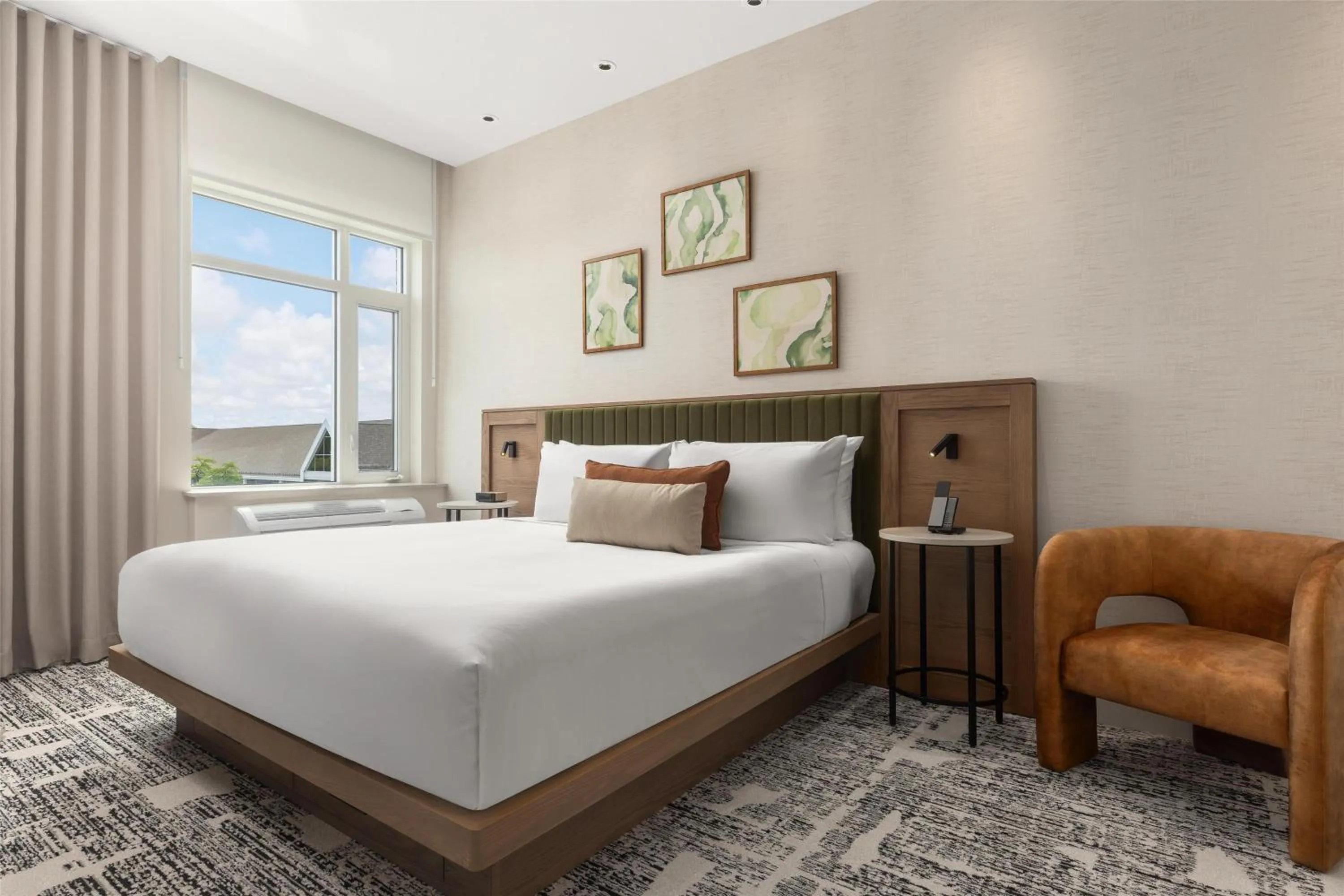 King Room with Bath Tub - Mobility Accessible in Hotel Railwayparc Montreal, Tapestry Collection By Hilton