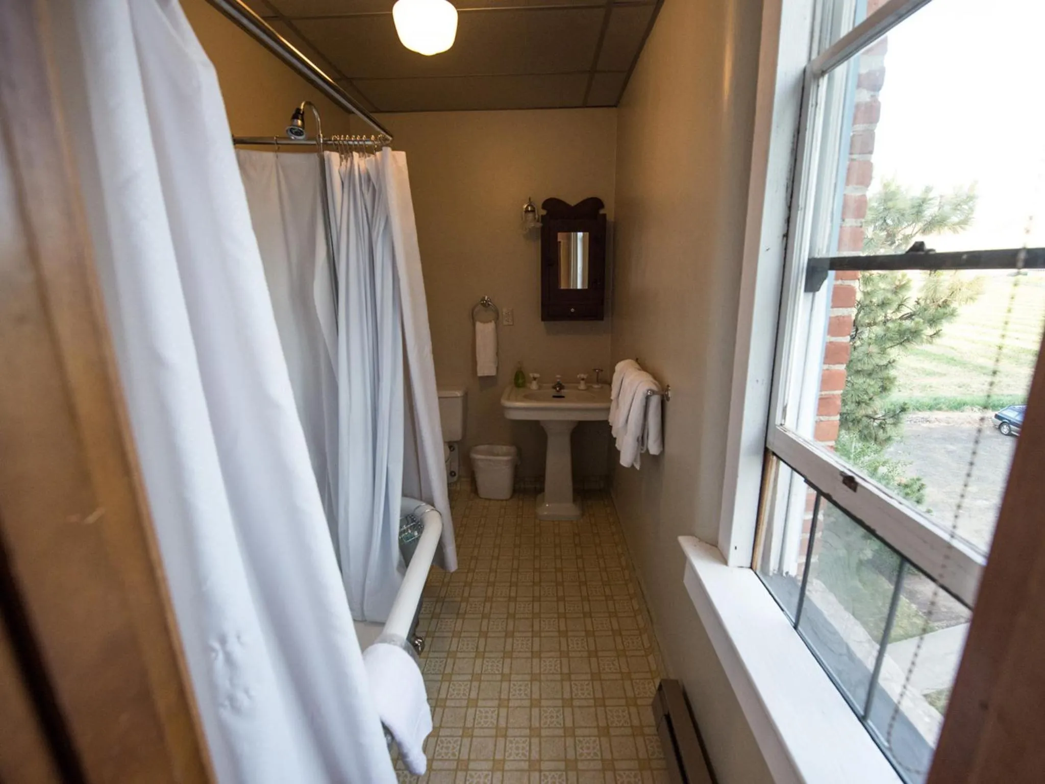 Queen Room with Private Bathroom in Balch Hotel