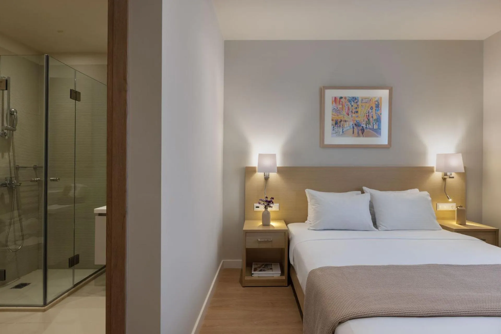 Photo of the whole room, Bed in Gallery Port Tower Piraeus