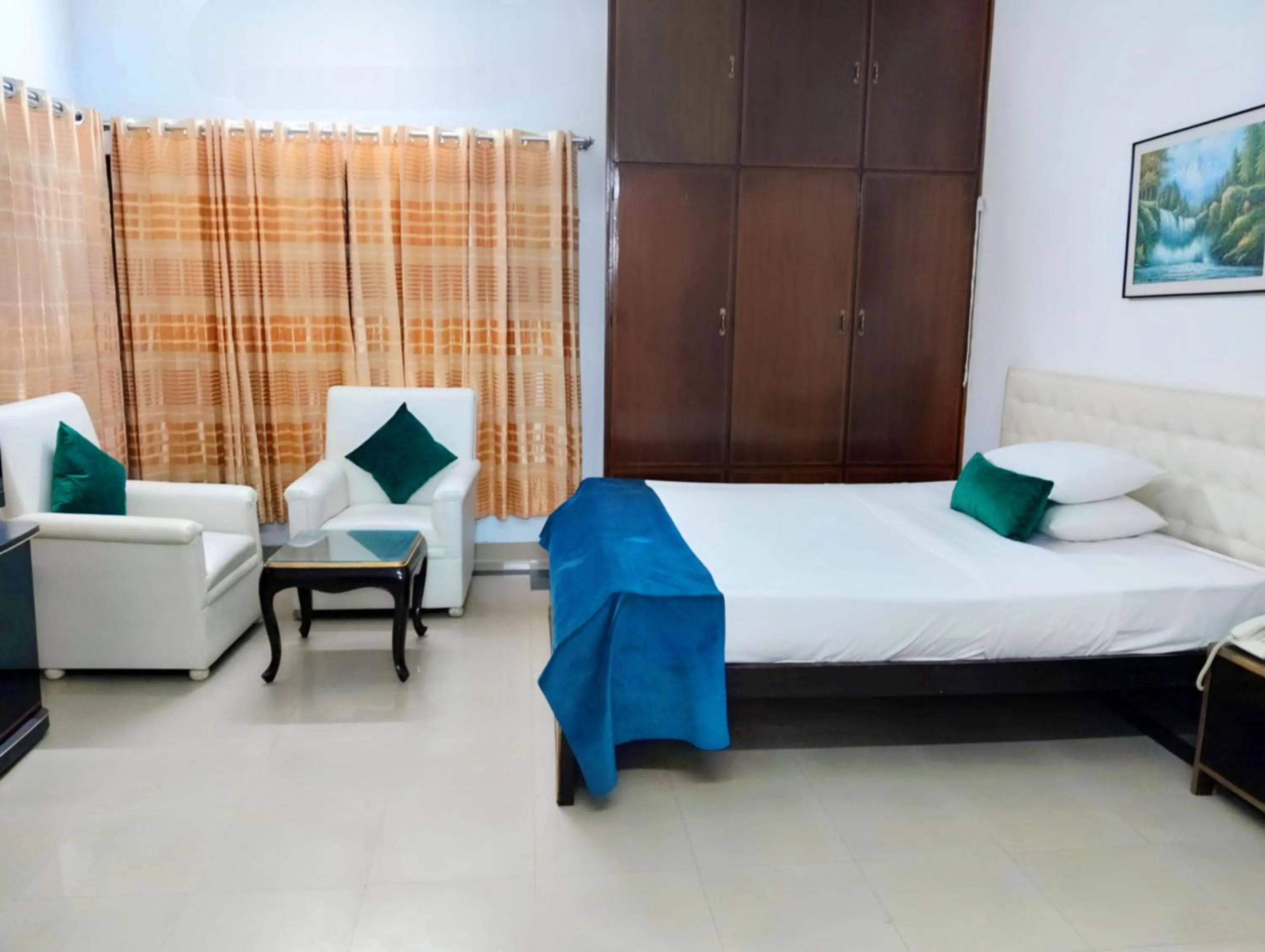 Super Deluxe Single Room in Aristocrat Inn - Lake Park & USA club