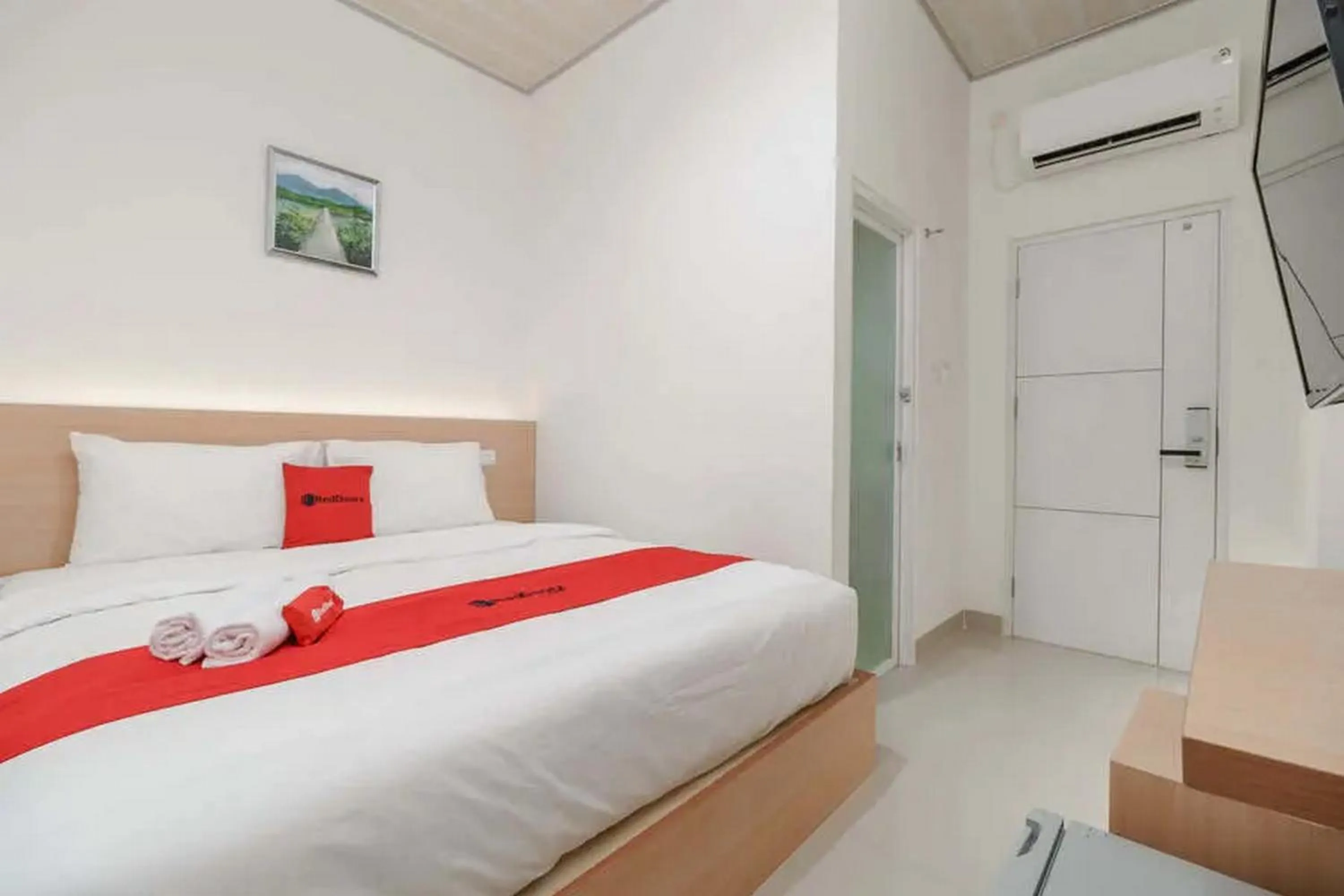 Standard Double Room in RedDoorz Plus near RS RK Charitas 2 Palembang