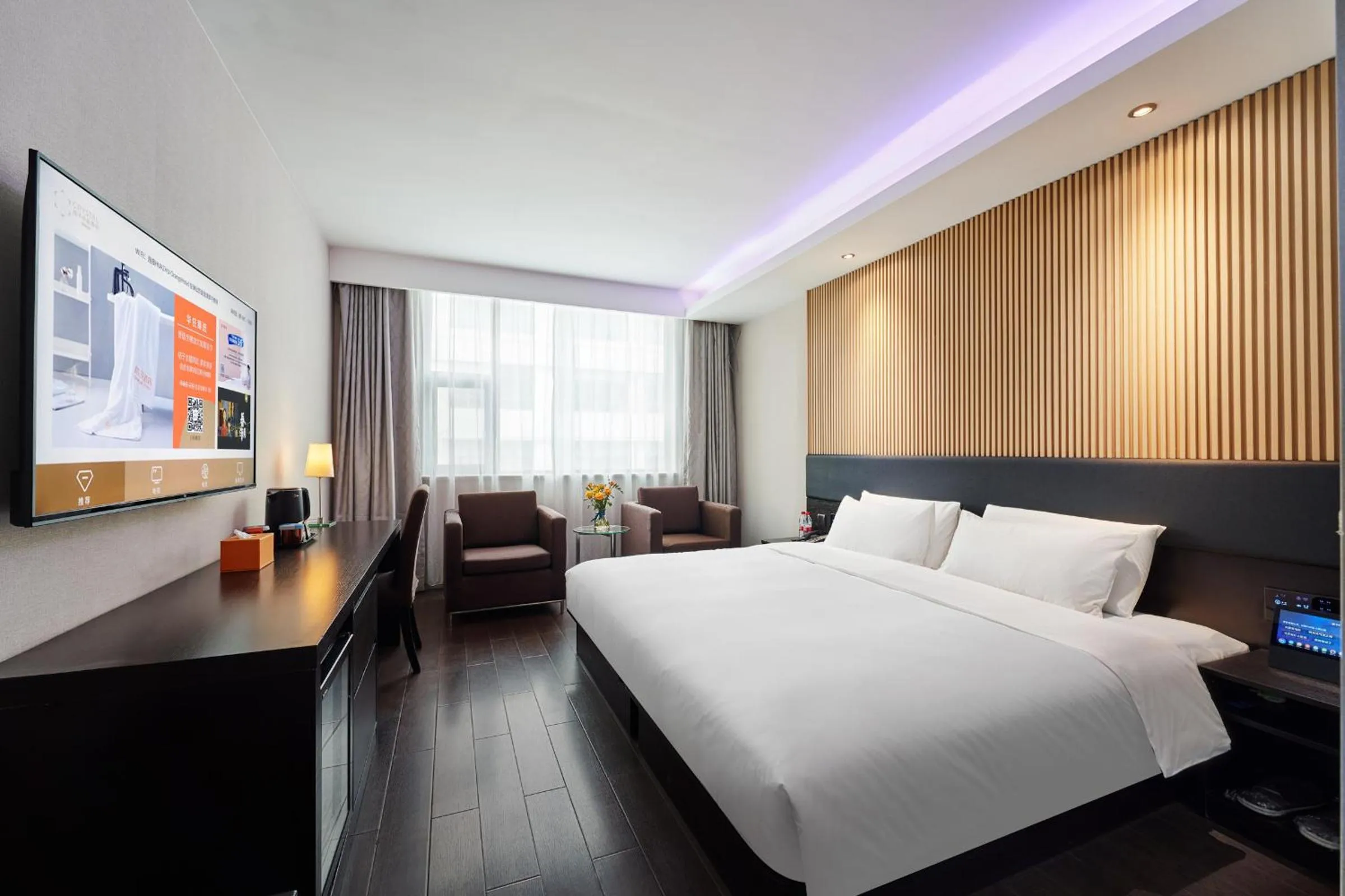 Selected Deluxe King Room in Orange Hotel Shanghai Xujiahui Caobao Road Subway Station