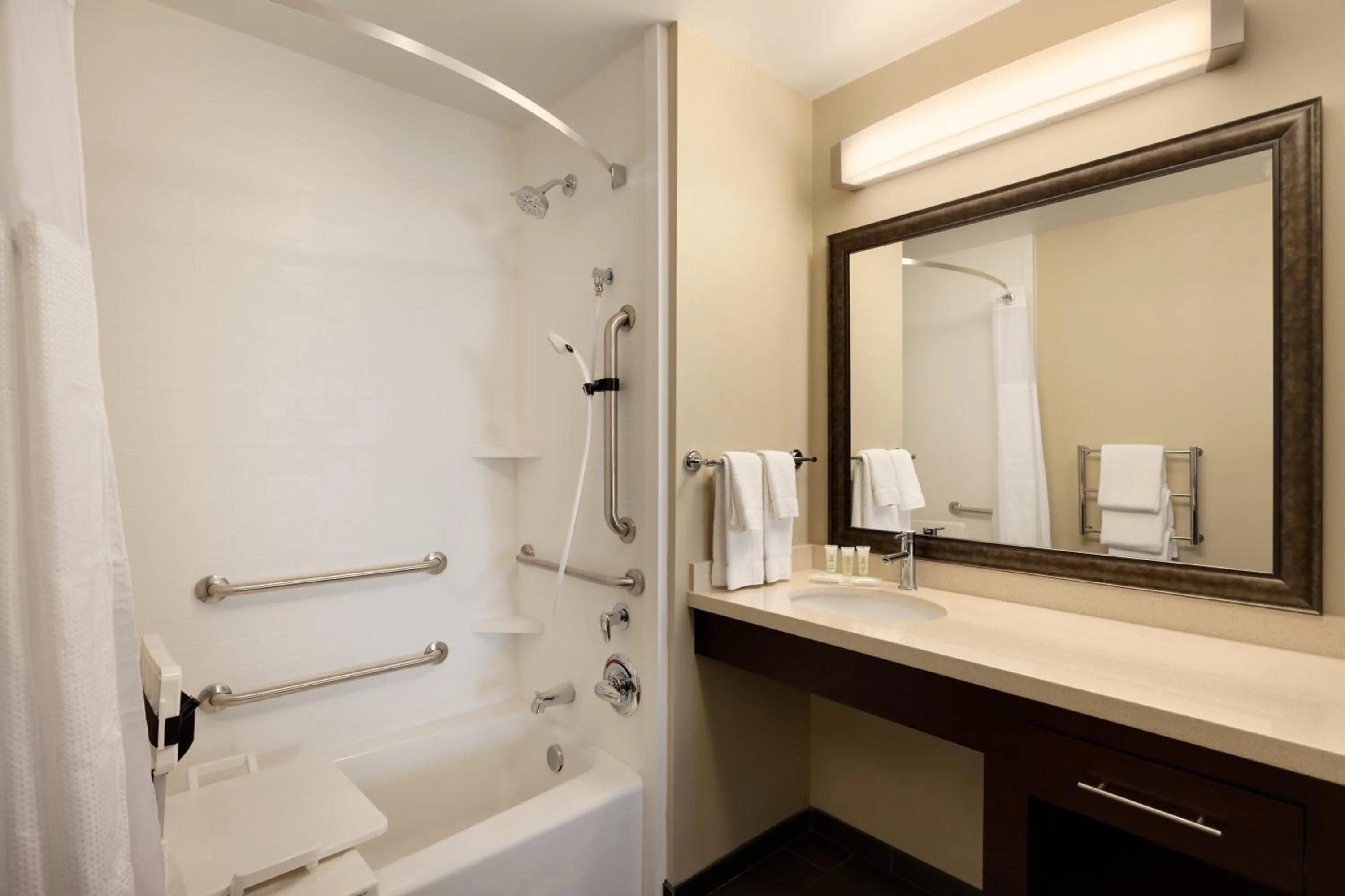 King Suite - Disability Access Tub/Non-Smoking in Staybridge Suites Midland by IHG