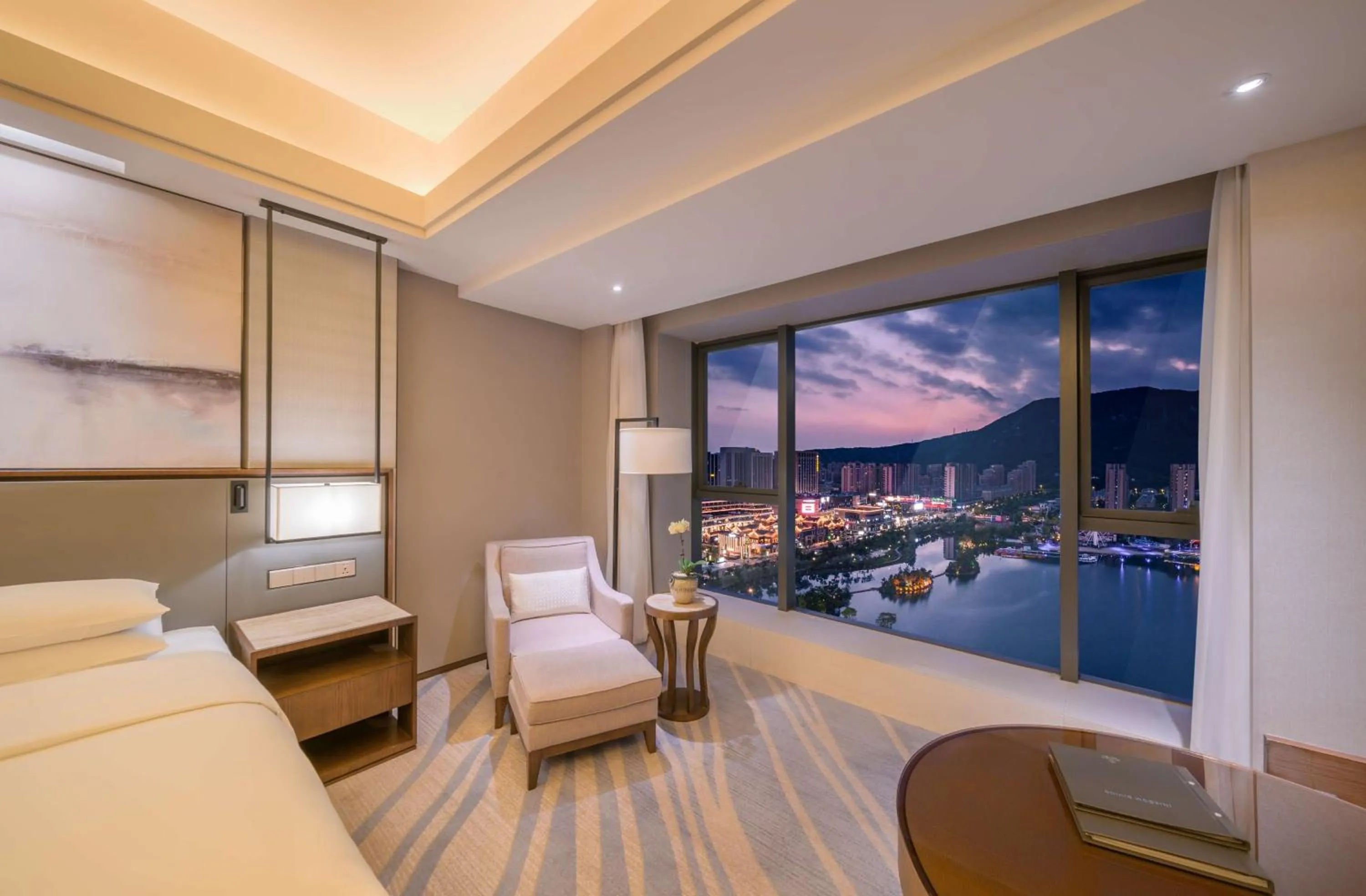 Deluxe Lake View Twin Room in Hilton Zhoushan