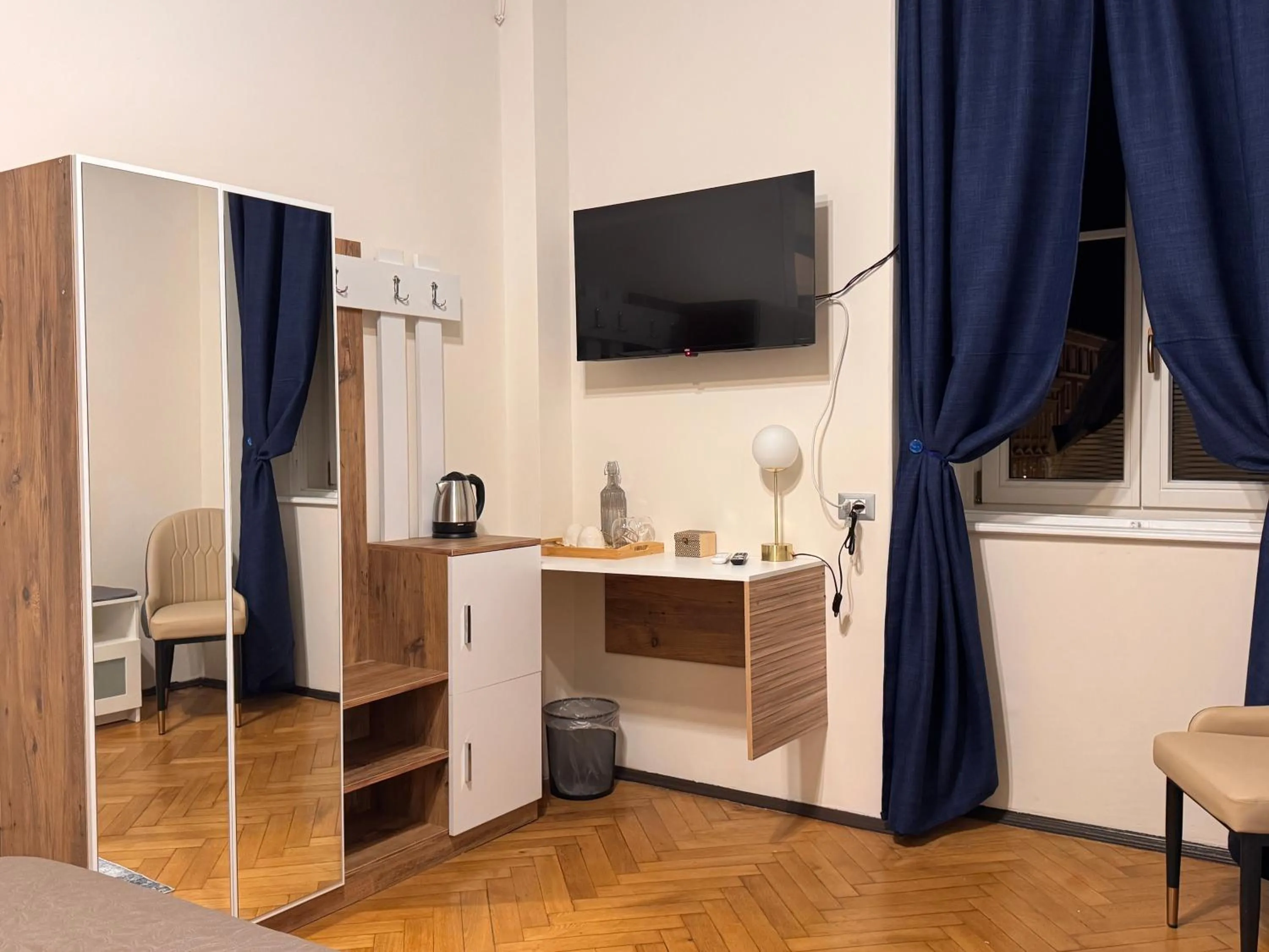 Standard Queen Room in Bed and Chic art rooms