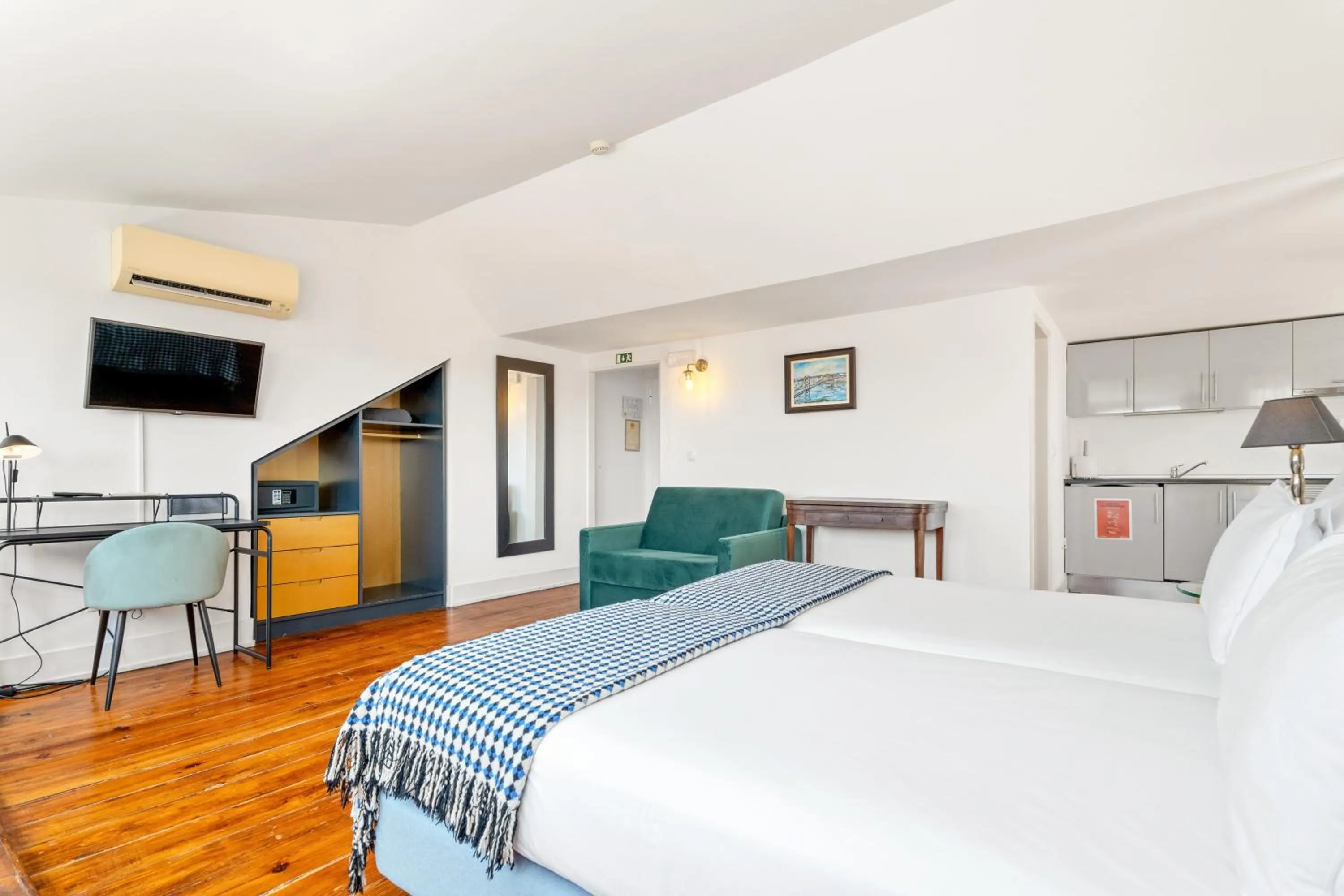 Triple Room in Casa do Jasmim by Shiadu