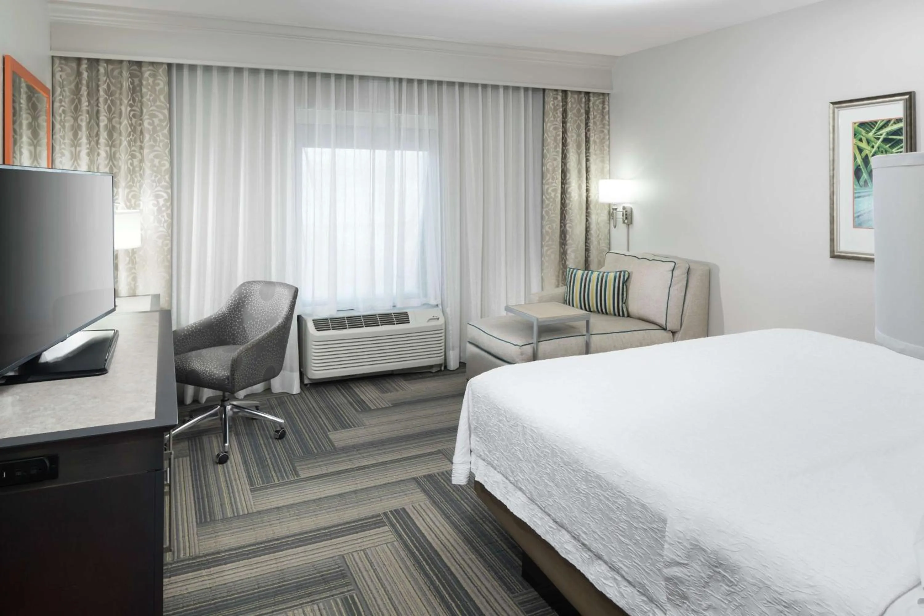 Premium King Room - Non-Smoking in Hampton Inn & Suites by Hilton Atlanta Perimeter Dunwoody